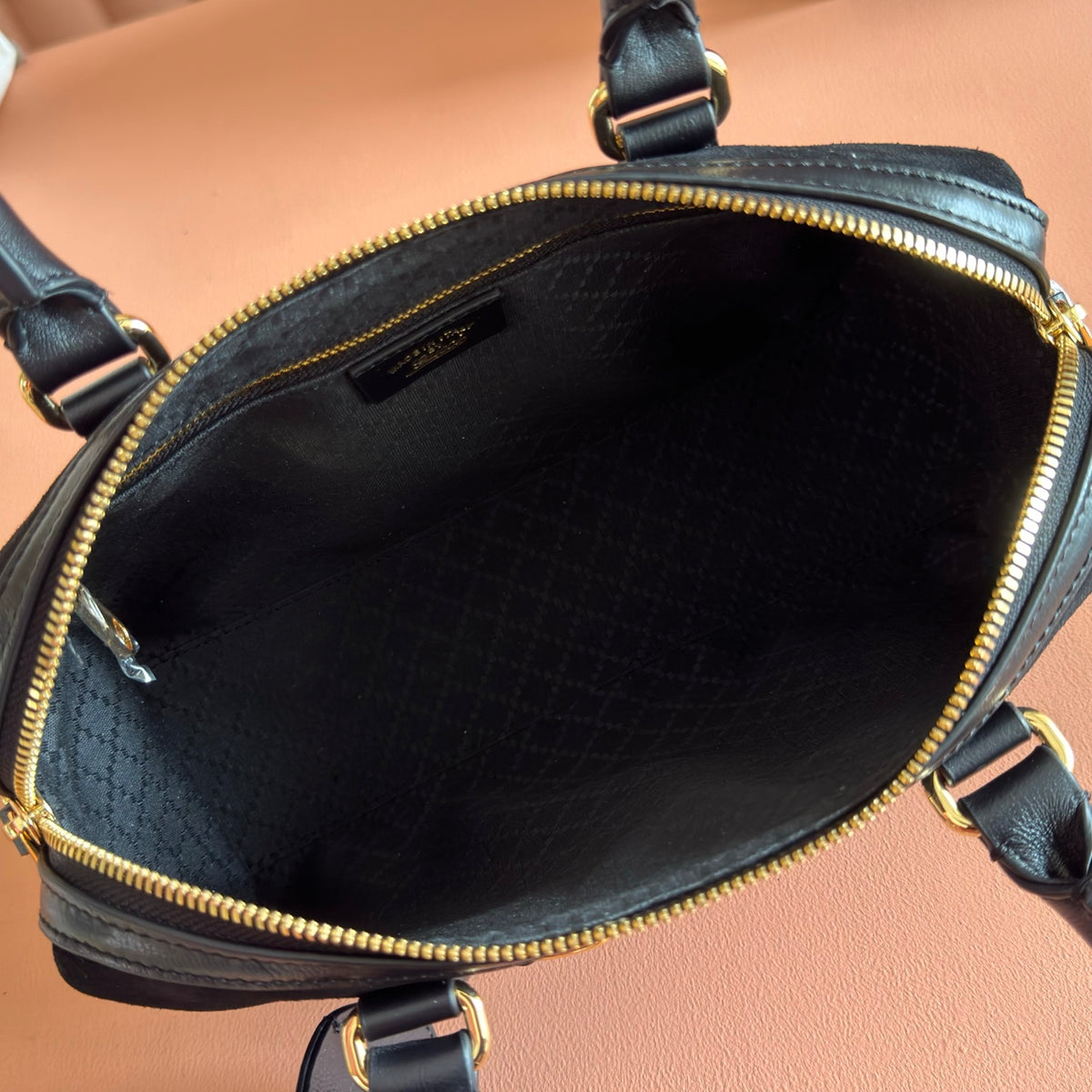 Comes with original factory packaging and a full set of accessories. This small handbag reinterprets the classic silhouette, featuring the brand's signature woven strap and canvas details, as well as soft materials. The dark brown leather edging paired