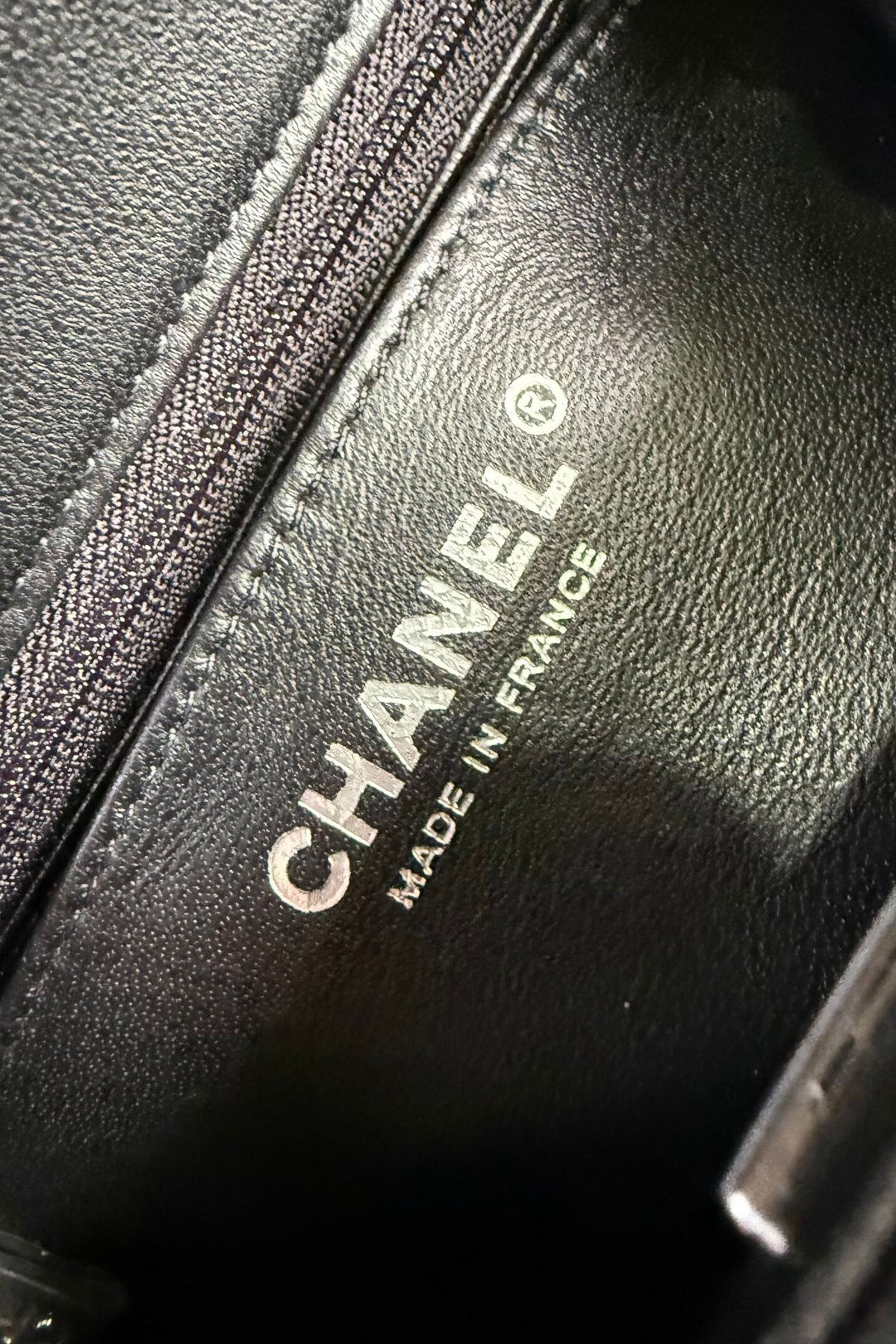 Black silver buckle Classic Flap classic Cf square fat return is exquisite and durable. It is a timeless style that can be matched with anything.
