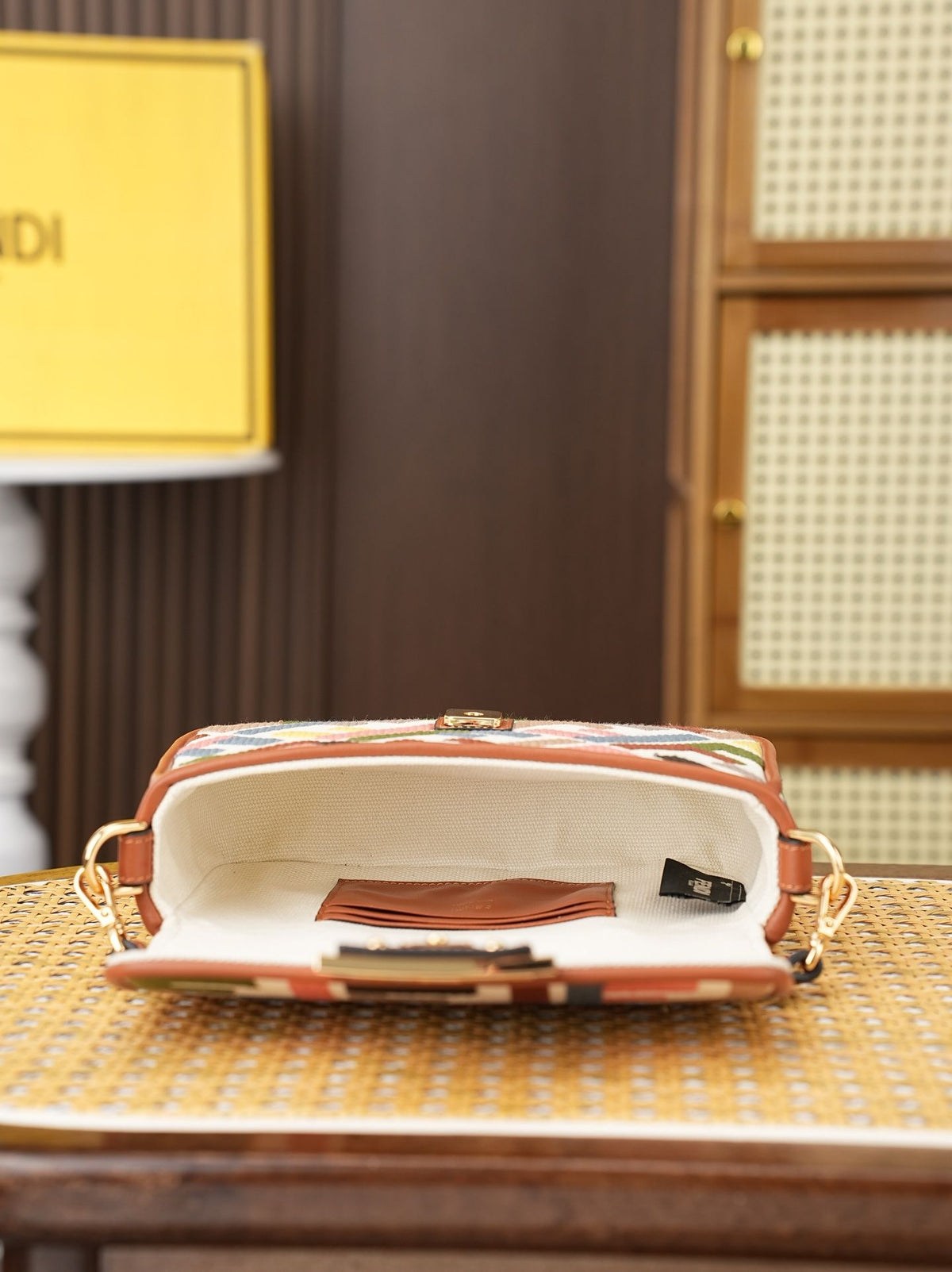 Model 6004, small size 20cm, FENDI's popular classic Baguette, crafted from high-quality canvas material, features double FF three-dimensional embroidery throughout the entire bag, creating an unparalleled texture. It comes with a detachable shoulder