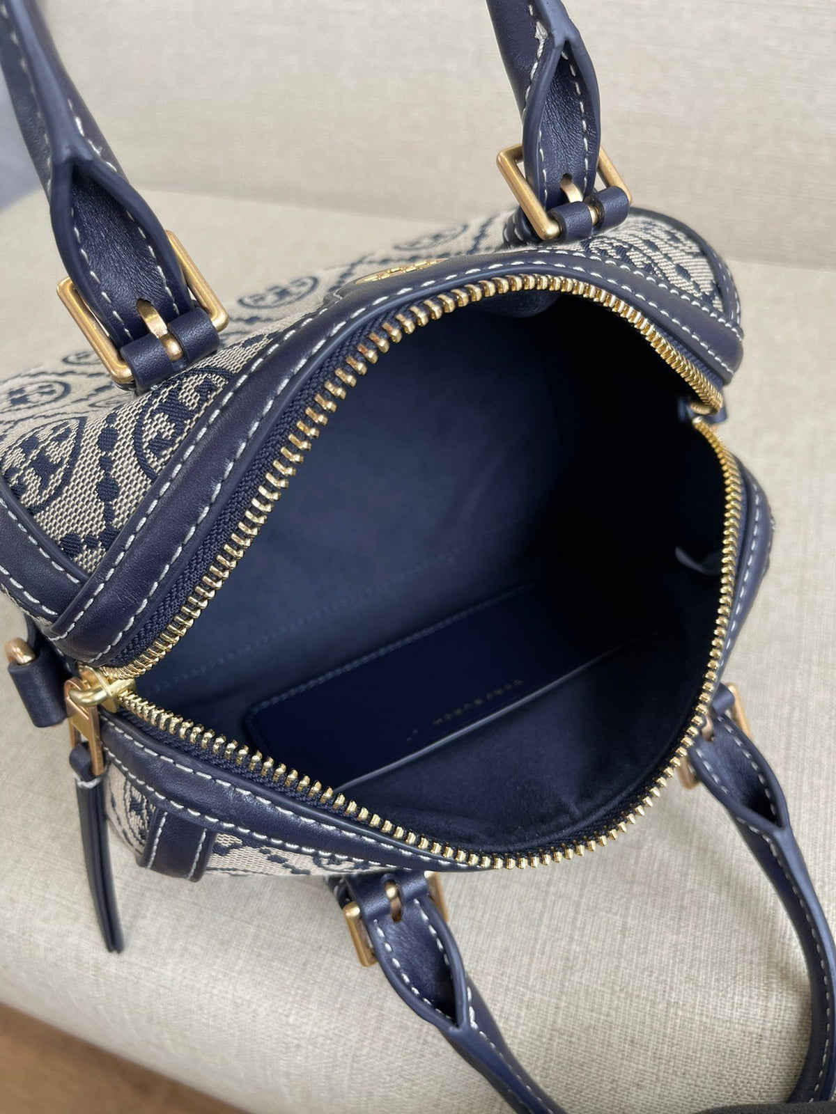 The hottest TB model is currently being produced by the OEM factory, and the latest bag is fully imported with a woven logo and customer supplied fabric. It is paired with imported cowhide with a zipper and a movable shoulder strap. The shoulder strap
