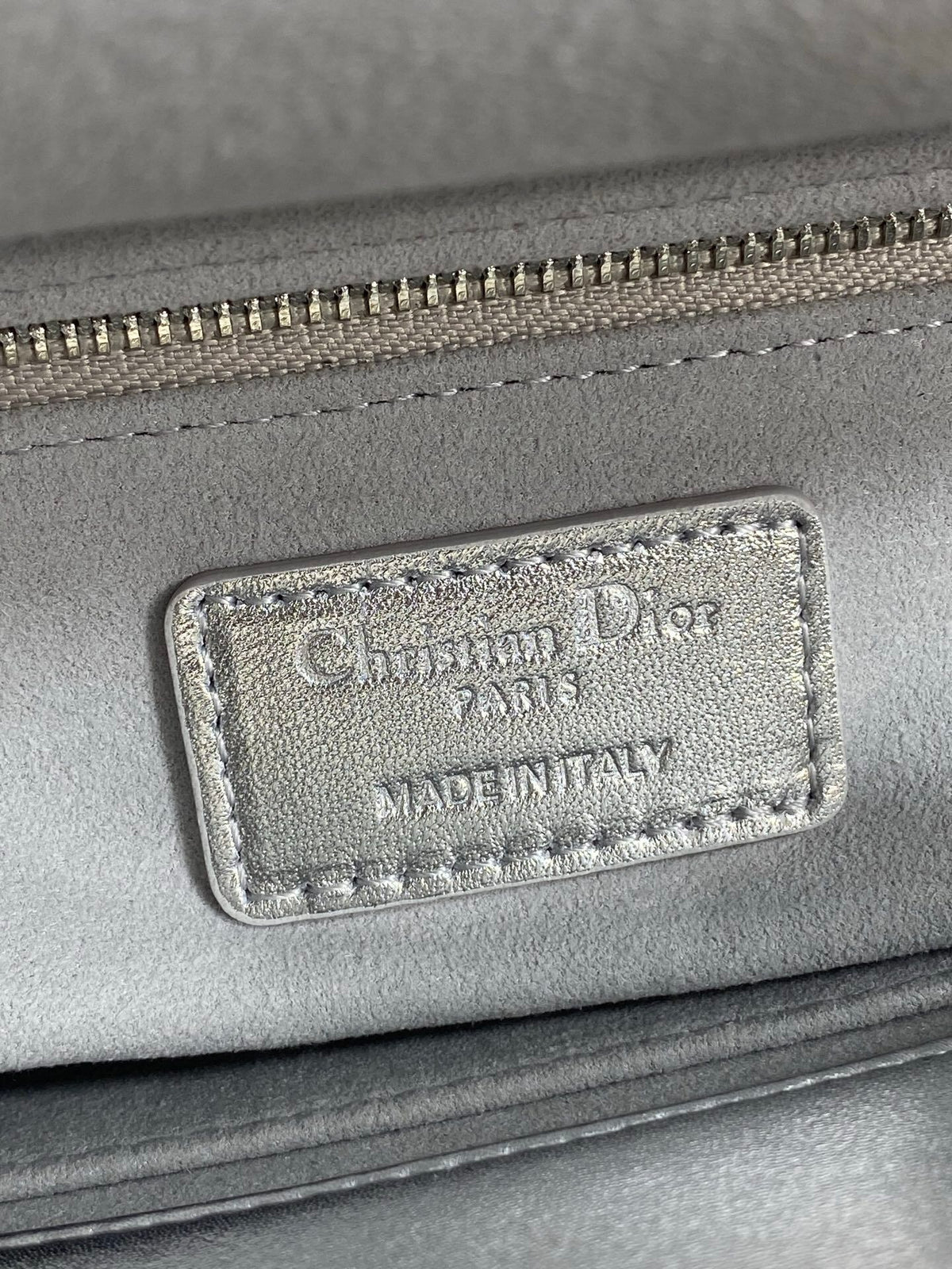 In stock, Lady's latest four-lattice bow Diana bag is carefully made of lambskin. It is a must-have Princess Diana bag for everyone. It is charming, elegant and full of aura. It is also full of femininity when carried cross-body. It has a classic fashion