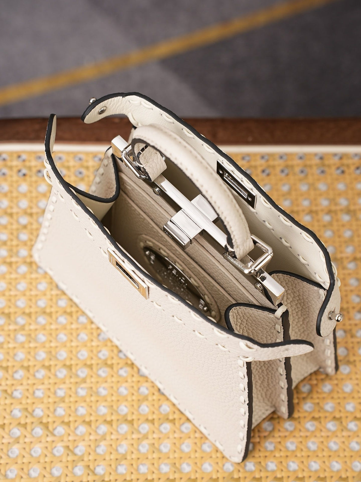 Model 15009, beige color, size 20cm. Details: beige hand-sewn, PeekabooISeeU medium-sized handbag, made of peel-effect calfskin leather, featuring classic twist locks on both sides, soft nappa leather lining, two compartments separated by a hard divider