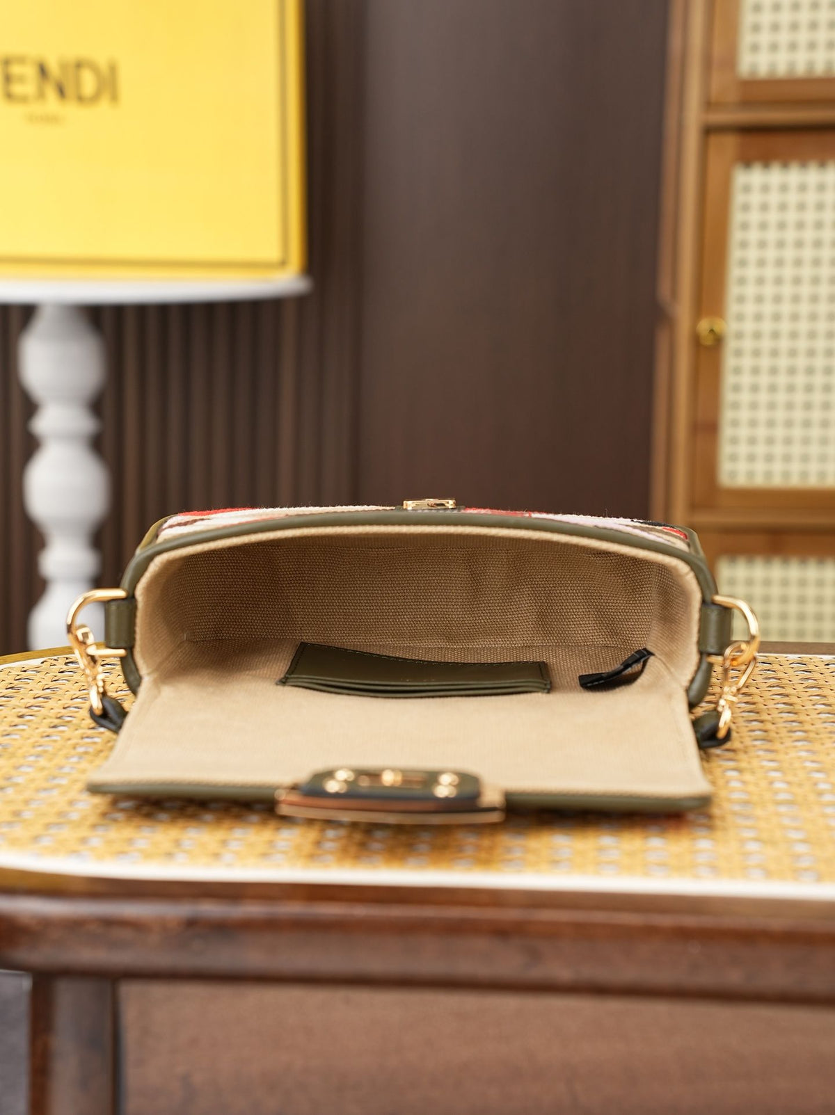 Model 6004, small size 20cm, FENDI's popular classic Baguette, crafted from high-quality canvas with advanced techniques. The entire bag features double FF three-dimensional embroidery, boasting an unparalleled texture. It comes with a detachable shoulder