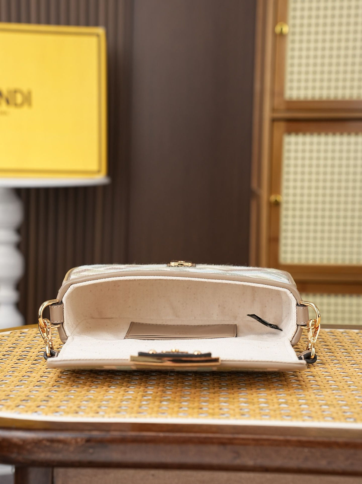 Model 6004, small size 20cm, FENDI's popular classic Baguette, crafted from high-quality canvas with advanced techniques. The entire bag features double FF three-dimensional embroidery, boasting an unparalleled texture. It comes with a detachable shoulder