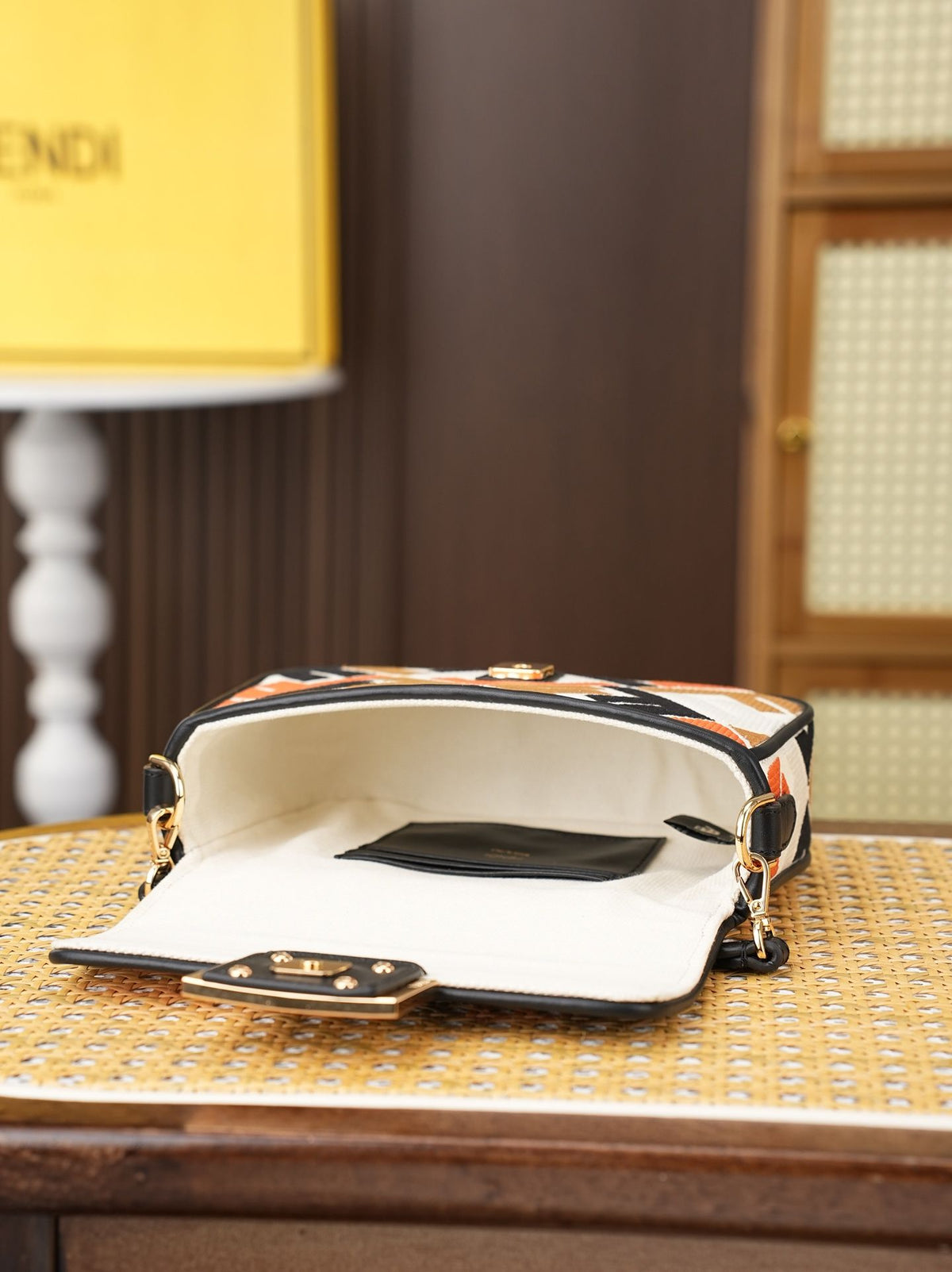 Model 6004, small size 20cm, FENDI's popular classic Baguette, crafted from high-quality canvas with advanced techniques. The entire bag features double FF three-dimensional embroidery, boasting an unparalleled texture. It comes with a detachable shoulder