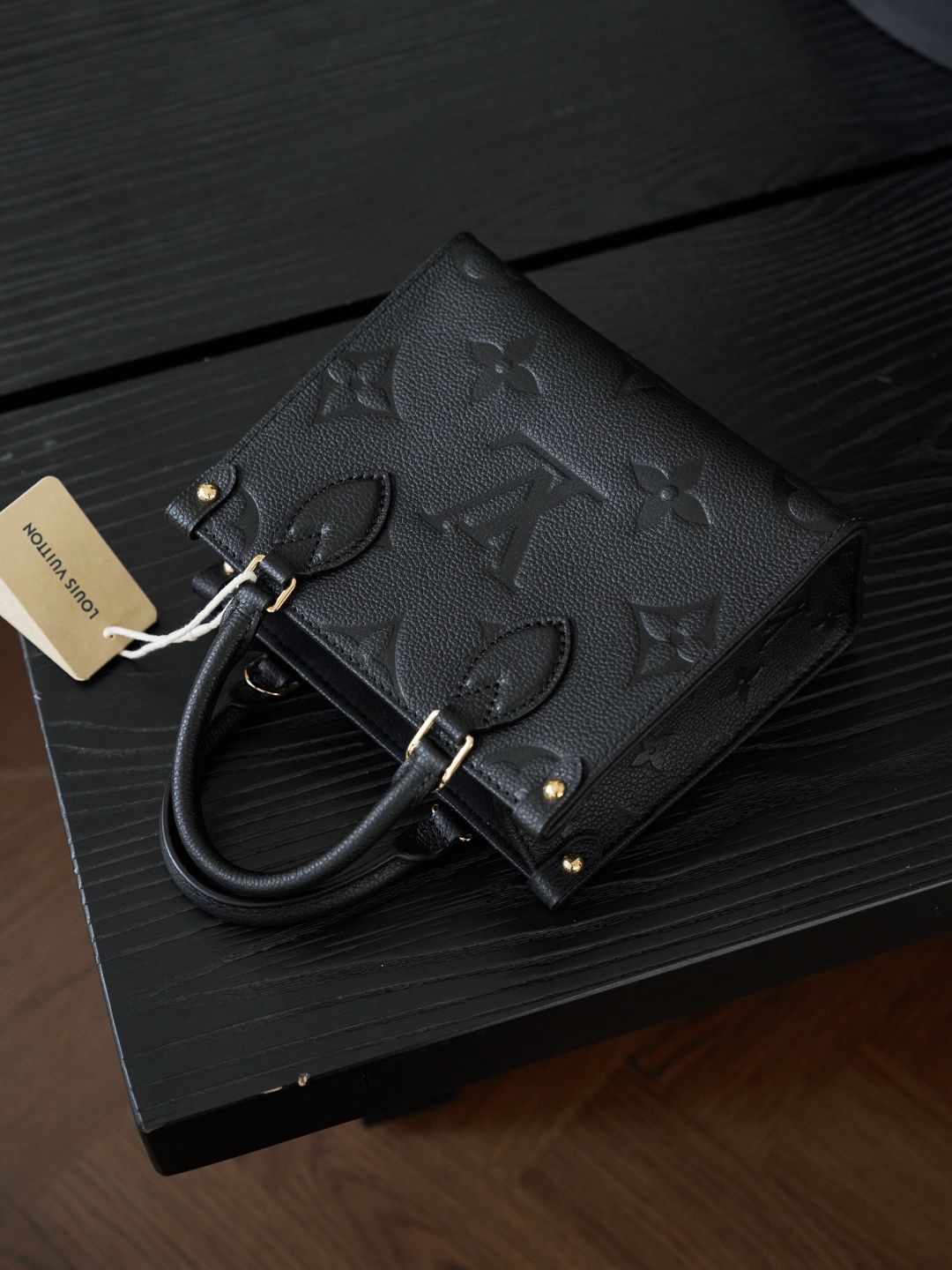 ONTHEGO BB handbag M46993 P1200, made of original calfskin, featuring all-steel vacuum plating and a variable code chip version