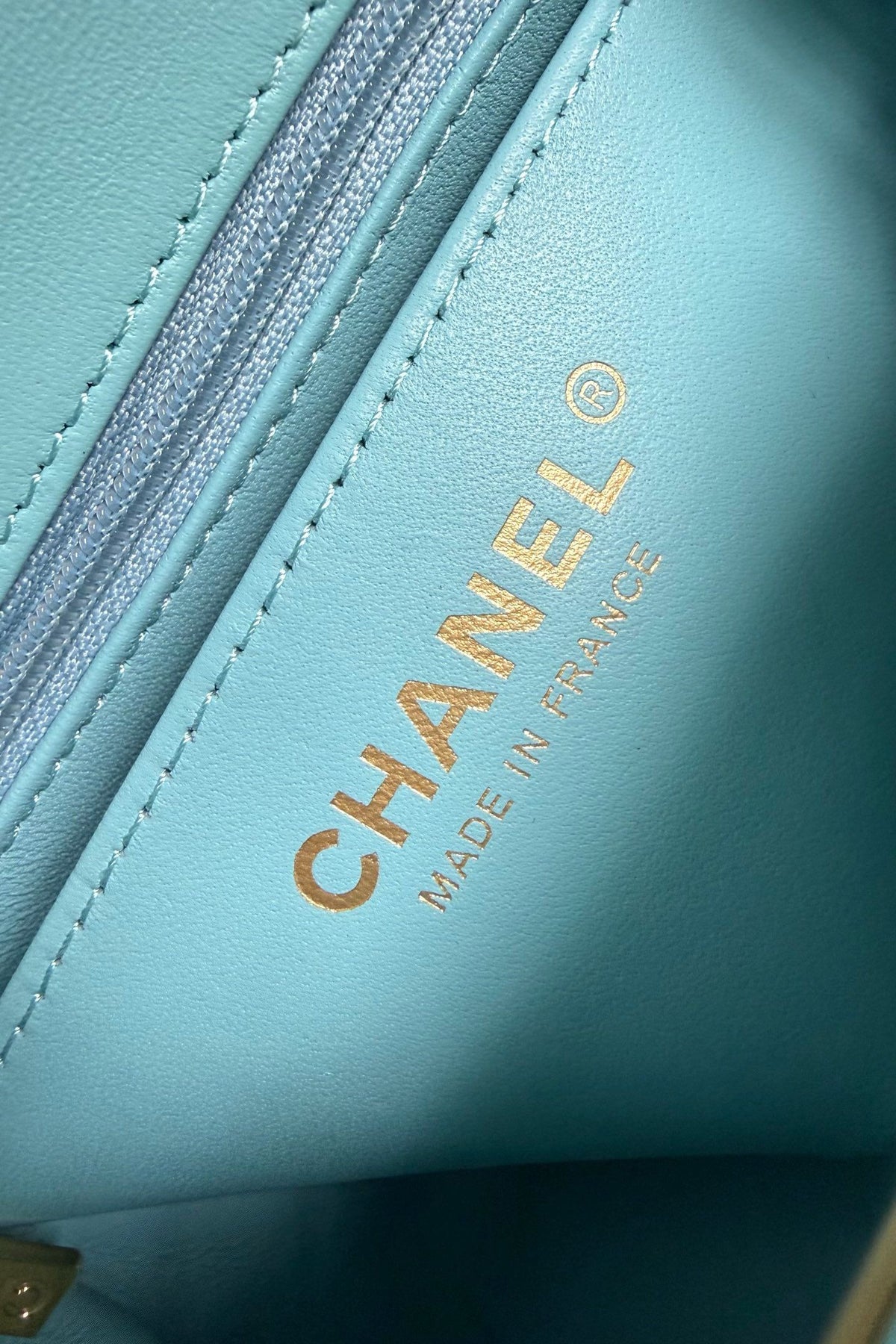 Tiffany blue and gold Classic Flap classic Cf square fat return is exquisite and durable. It is a timeless style that can be matched with anything.