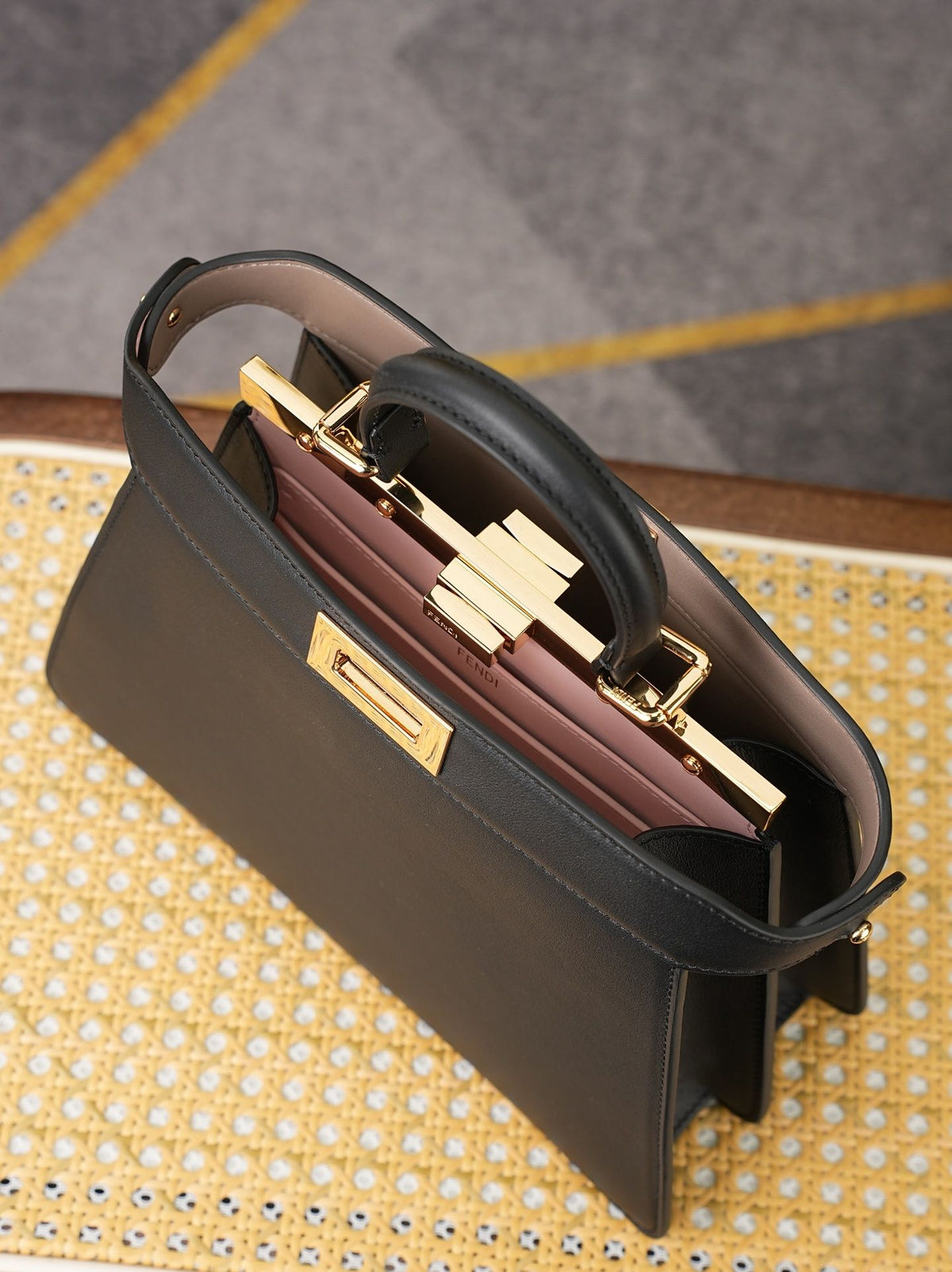 In Model 8005, the dimensions are 27x21x9.5cm