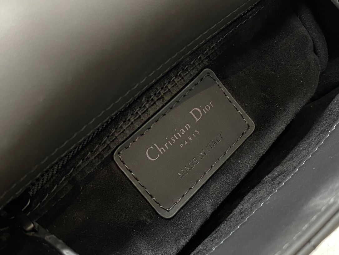 The three-compartment matte black ready-made cannage pattern matte calfskin flip-top Princess Diana bag is a must-have three-compartment small bag. It is charming, elegant and full of aura. It is also full of femininity when carried cross-body. Classic