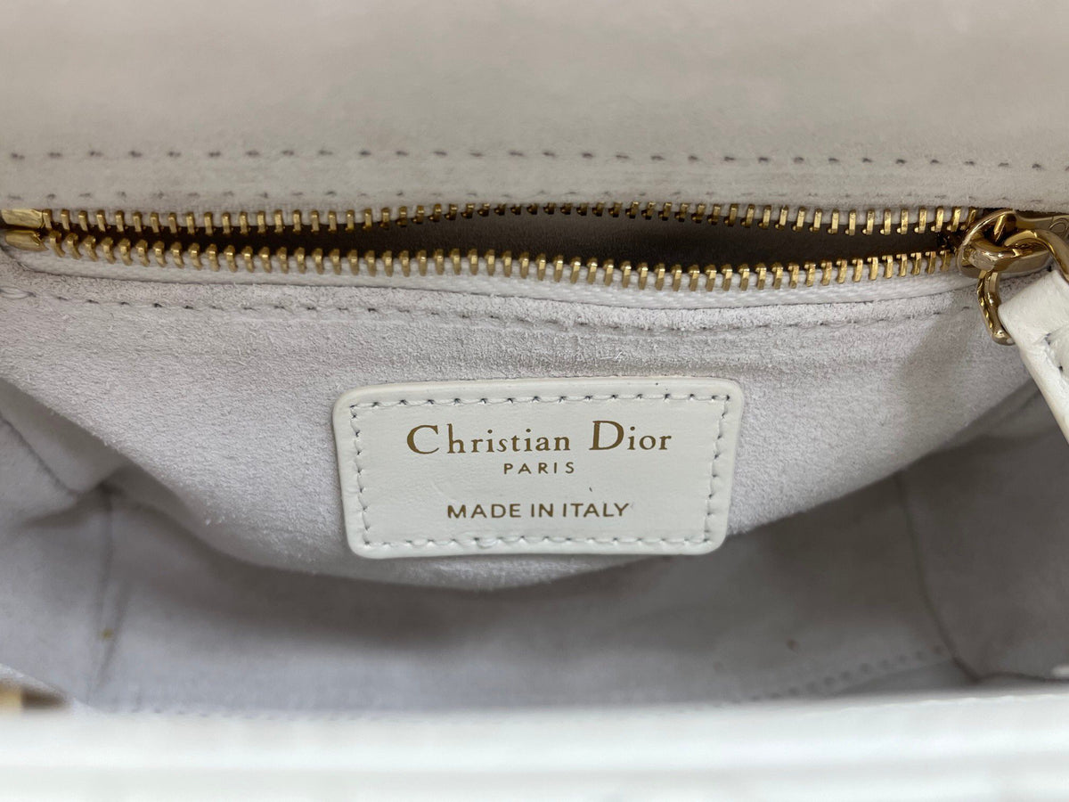 White and soft pink are in stock. Classic Lady's latest bow-tie Princess Diana bag. A must-have three-compartment bag for everyone. Charming, elegant and full of aura. It is also full of femininity when carried cross-body. Classic fashion style. This