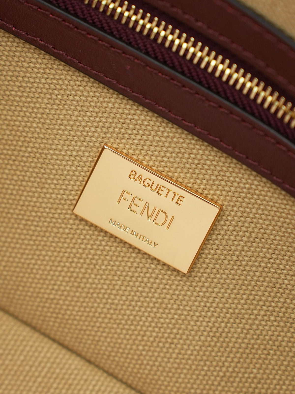 Model 18004, size 266.513.5 cm, top of the line original FENDI hot classic Baguette material is made of canvas with advanced craftsmanship to create a whole bag. Double FF three-dimensional embroidery texture is invincible, equipped with detachable and