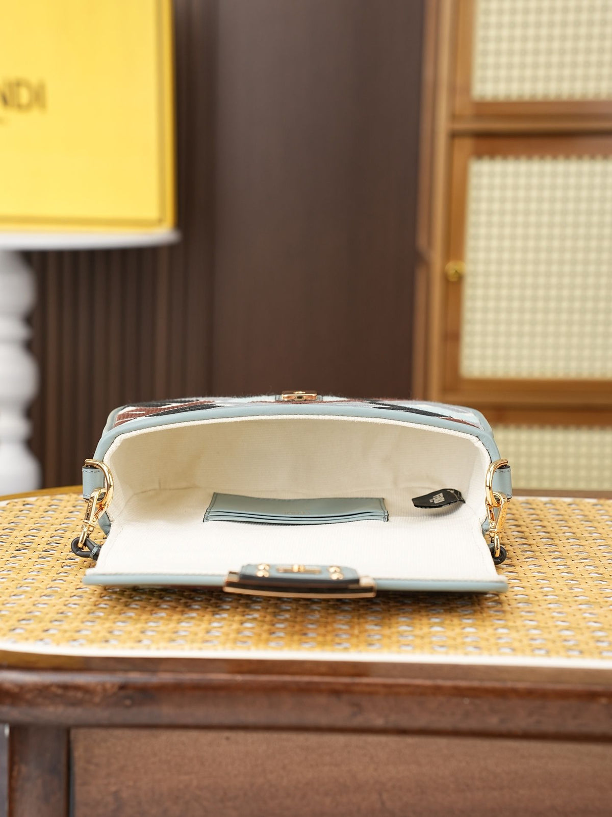 Model 6004, small size 20cm, FENDI's popular classic Baguette, crafted from high-quality canvas with advanced techniques. The entire bag features double FF three-dimensional embroidery, boasting an unparalleled texture. It comes with a detachable shoulder