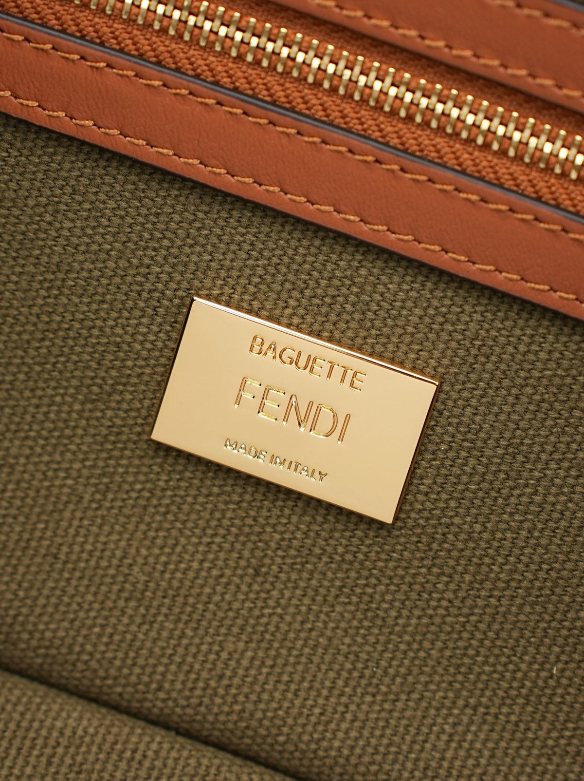 Model 18004, size 266.5 x 13.5 cm, top-grade original FENDI, popular classic Baguette. The raw material is made of high-quality canvas craftsmanship. The entire bag features double FF three-dimensional embroidery, with an unparalleled texture. It comes