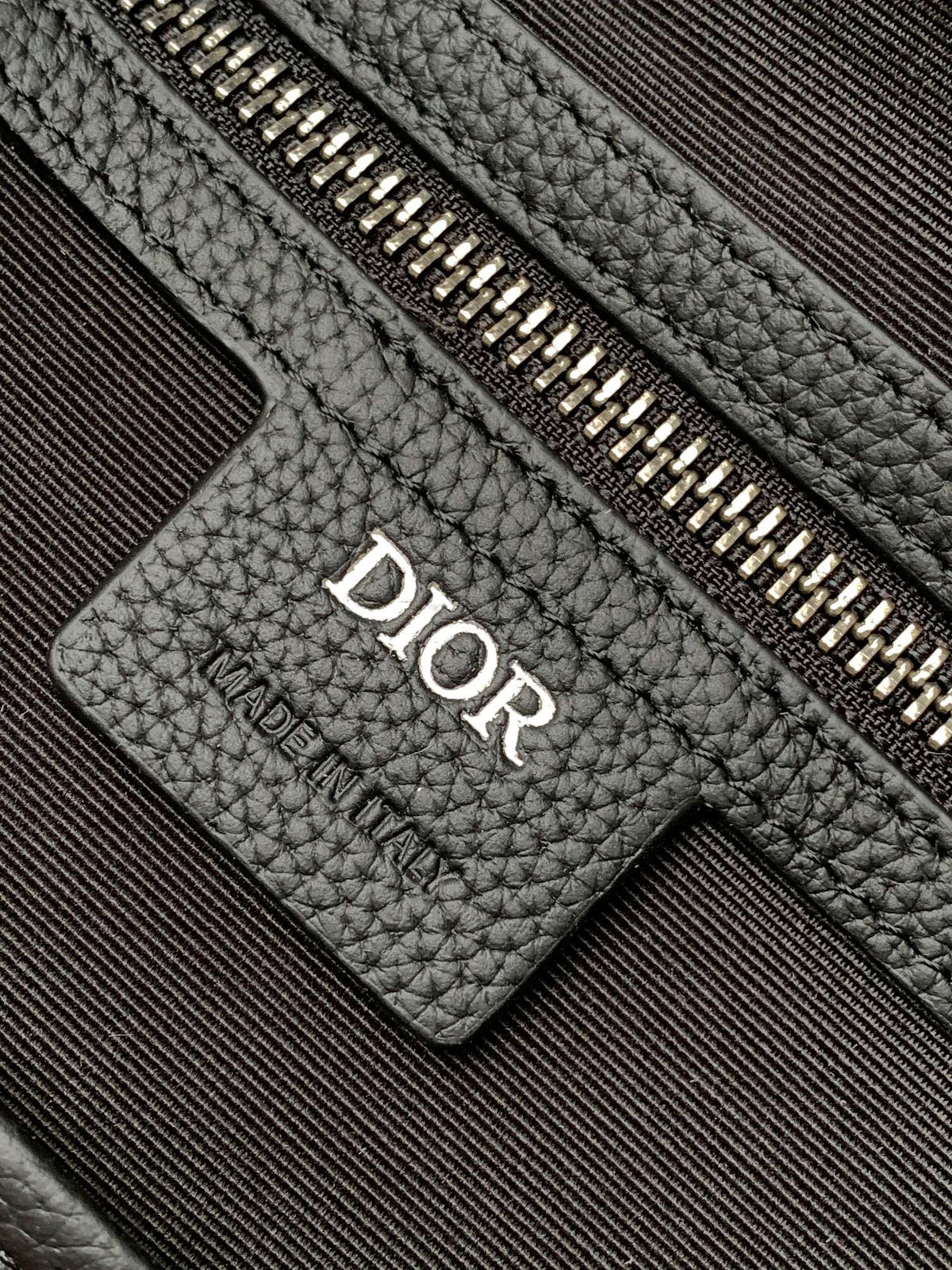 This Dio Lingot 50 handbag is new this season. Practical and elegant, unique. Crafted from black Oblique jacquard fabric. With black grained calfskin leather details to enhance the style. Decorated with DIO logo on the front. Zippered compartment with