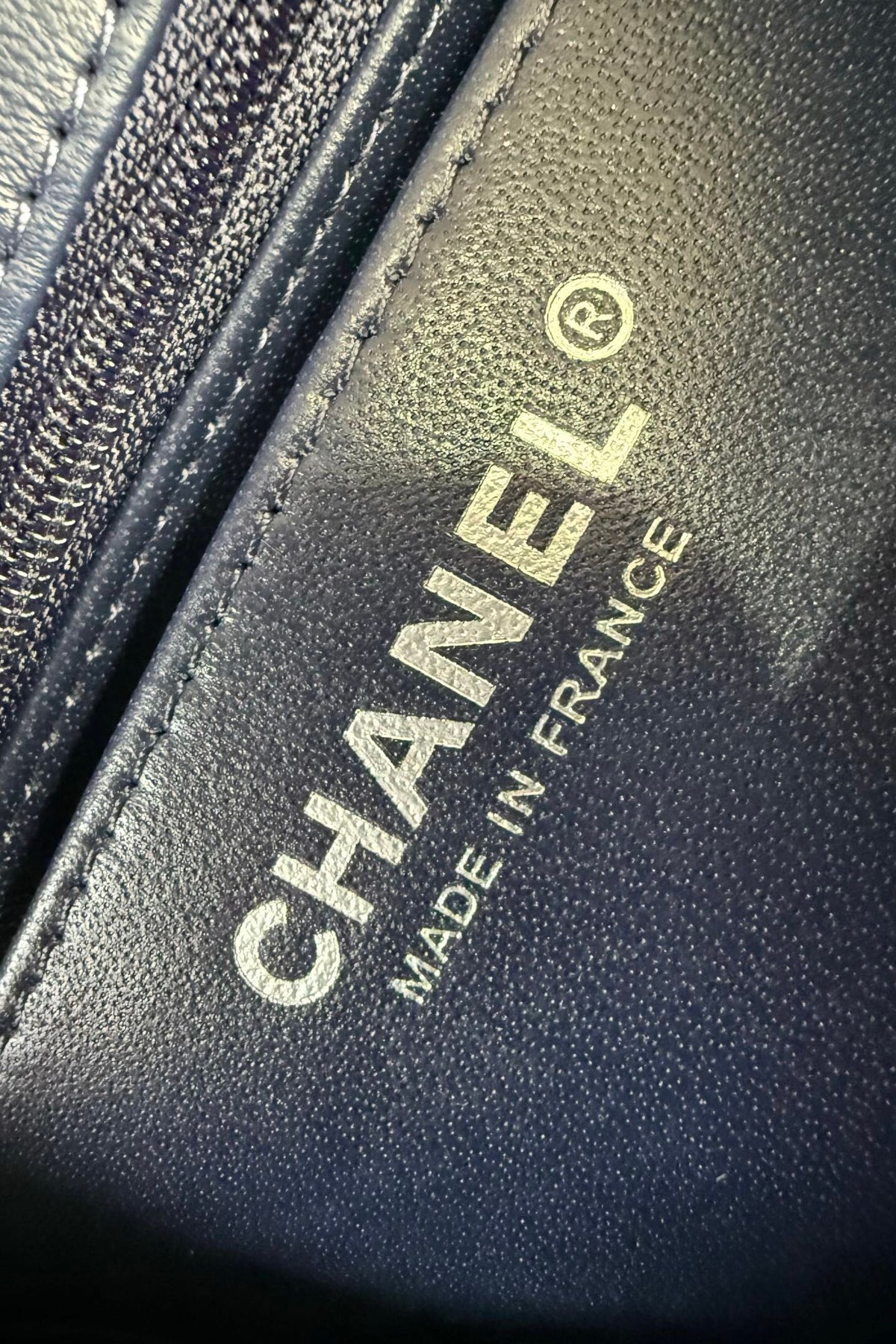 Dark blue silver buckle Classic Flap classic Cf square fat return is exquisite and durable. It is a timeless style that can be matched with anything.
