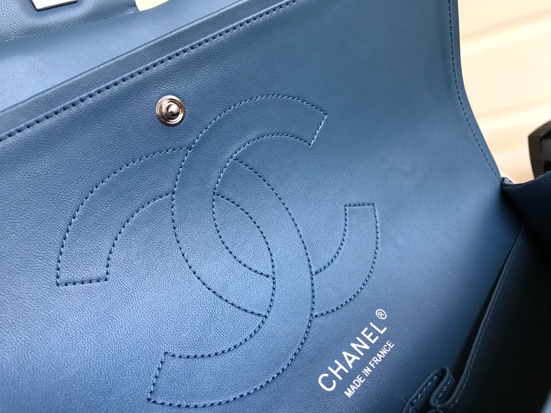 Upgraded version A1113 is too beautiful to have friends CF Classic diamond series Original lambskin small buckle version Professionally customized heavyweight hardware shoulder straps Handmade wiring Matching with same color lining Exquisite hot stamping