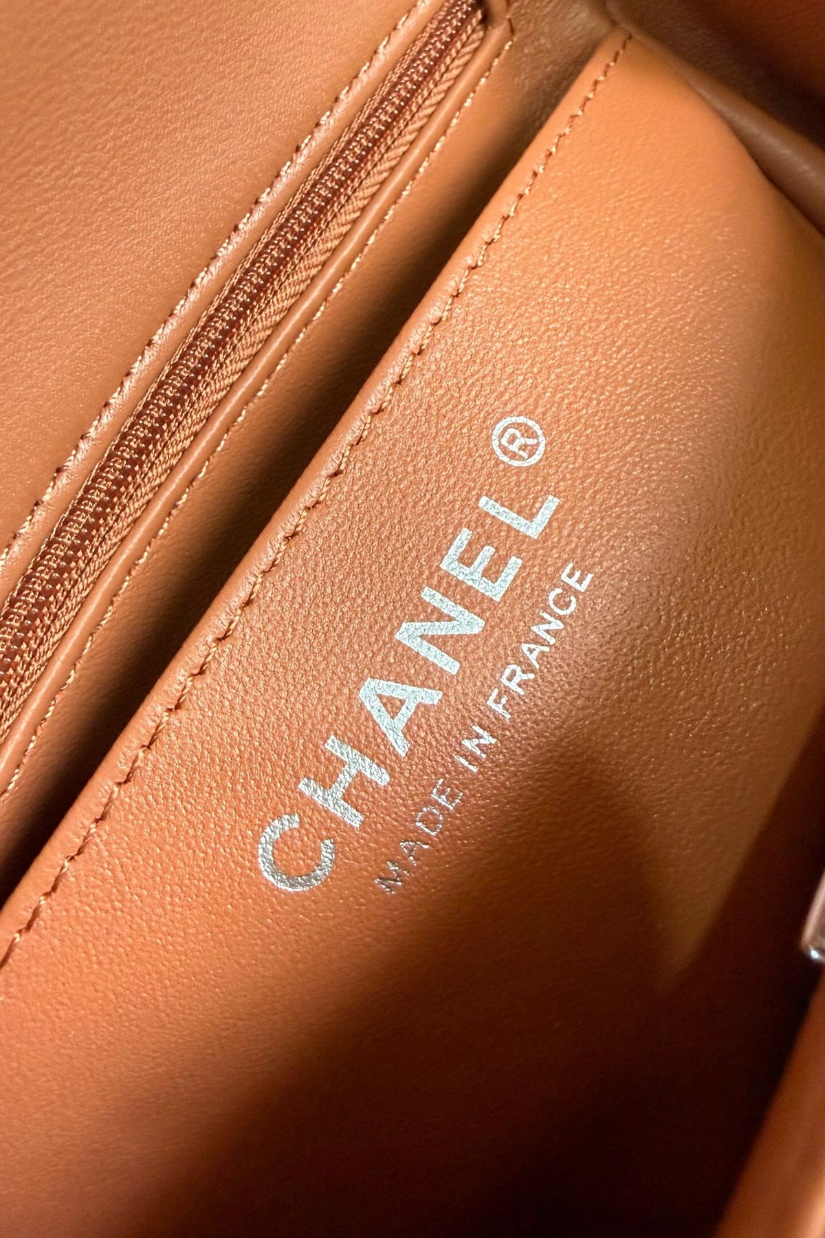 Caramel color silver buckle Classic Flap classic Cf square fat return is exquisite and durable. It is a timeless style that can be matched with anything.