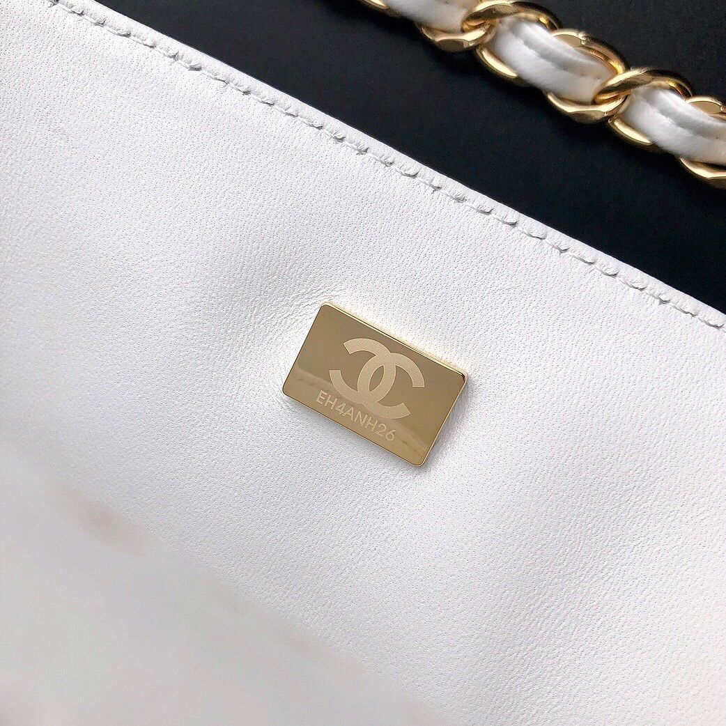 The latest upgraded version A1113, so beautiful that no one has friends CF, classic rhombus series, original lambskin small buckle version, professionally customized heavyweight hardware shoulder straps, hand-made wiring, lined leather, exquisite hot