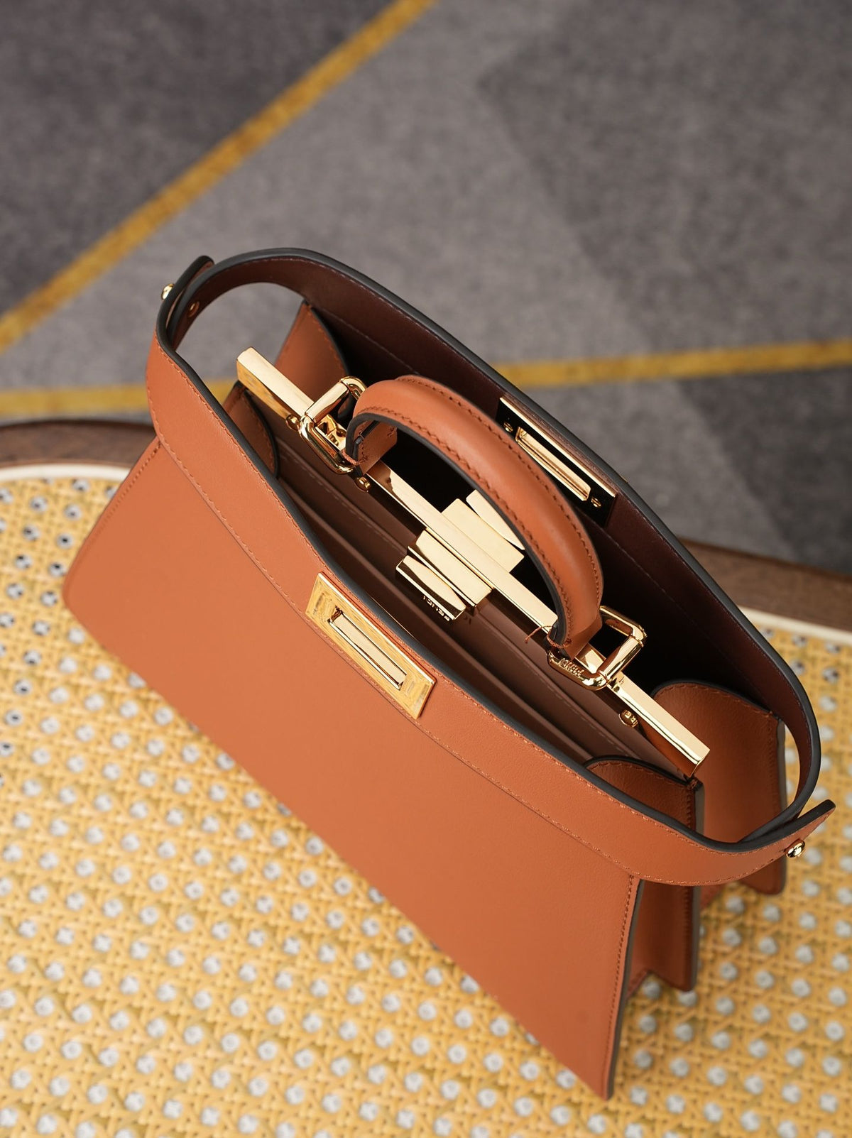 In Model 8005, the dimensions are 27x21x9.5cm