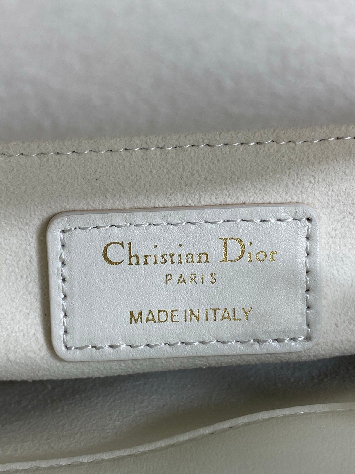 Classic Lady's latest bow-tie Princess Diana bag. A must-have three-compartment bag for everyone. Charming, elegant and full of aura. It is also full of femininity when carried cross-body. Classic fashion style. This beautiful bag is available on Instagra