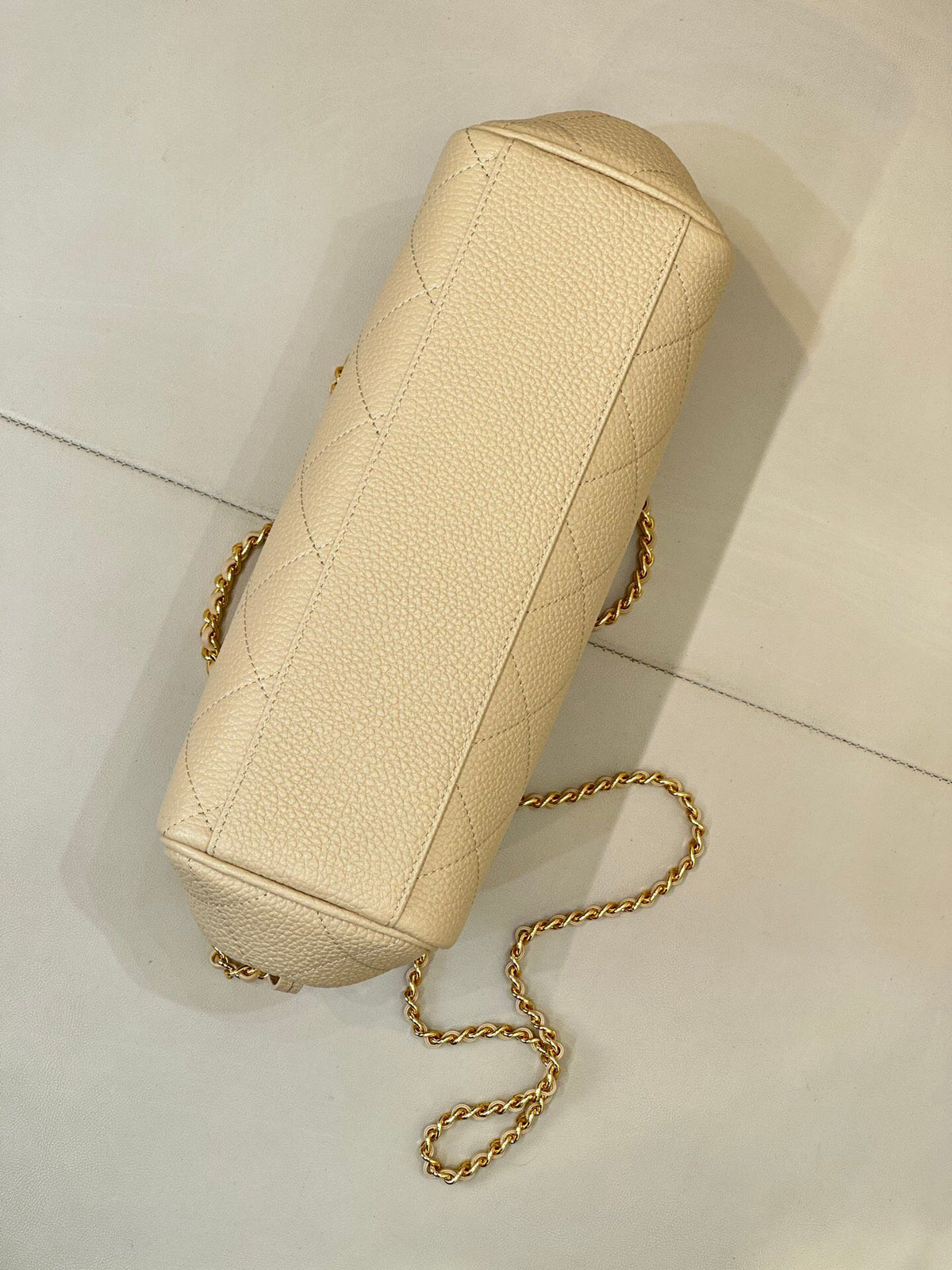 Apricot color is a gentle and soft milky apricot color. It belongs to the universal and versatile color series. It is gentle and intellectual. It is suitable for windbreakers, knitted suits, and can be worn all year round. It does not matter your age.
