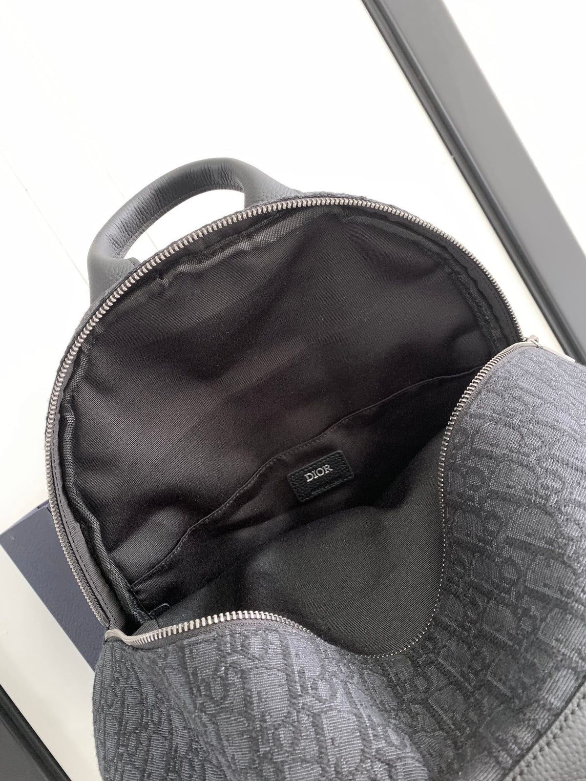 This Dior 8 backpack is a new addition to the Spring 2024 collection. The stylish and modern design adds a touch of elegance. Crafted with black Oblique print. Features a spacious main compartment that can store a variety of daily necessities. It has a