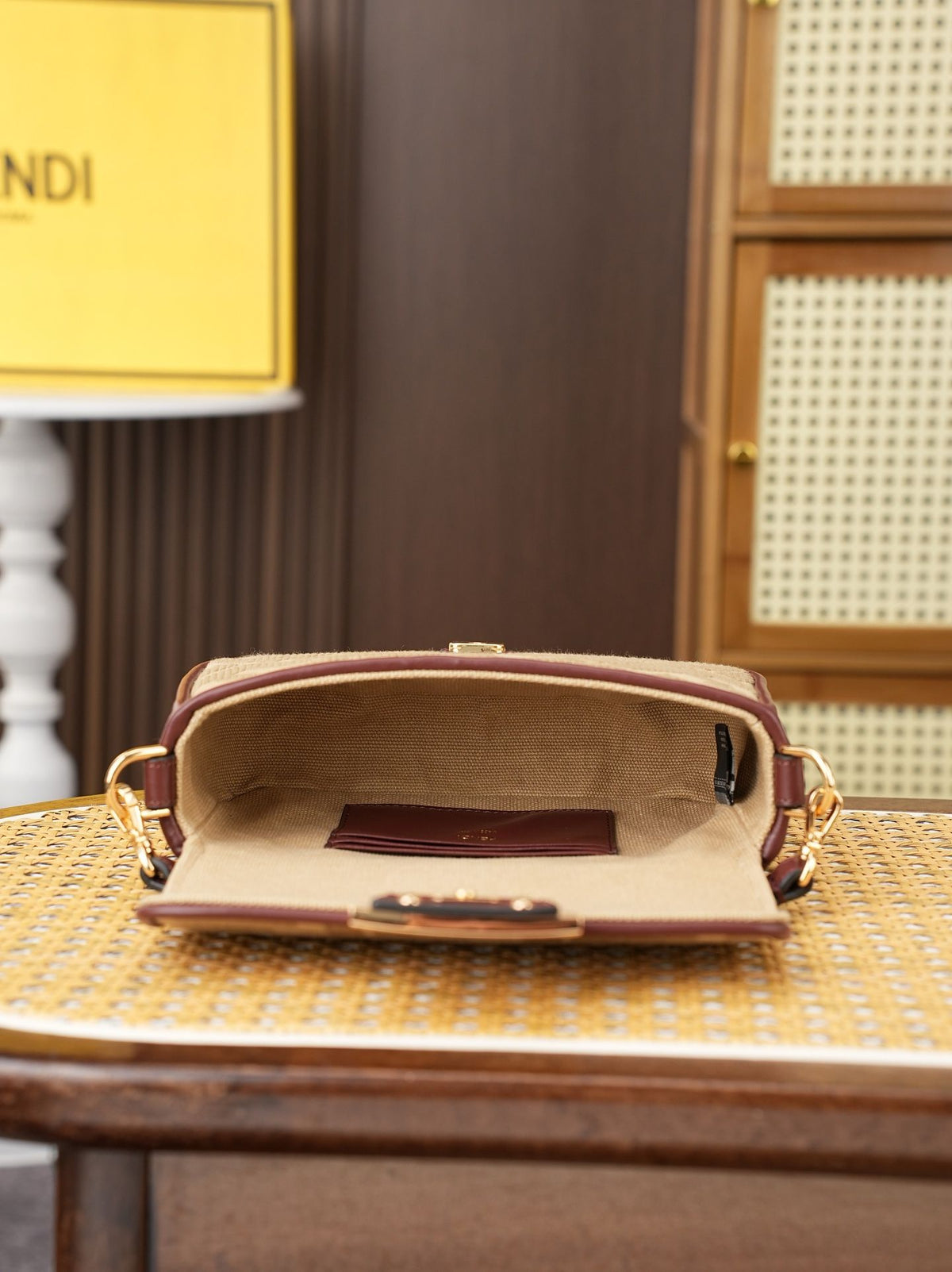 Model 6004, small size 20cm, FENDI's popular classic Baguette, crafted from high-quality canvas with advanced techniques. The entire bag features double FF three-dimensional embroidery, boasting an unparalleled texture. It comes with a detachable shoulder