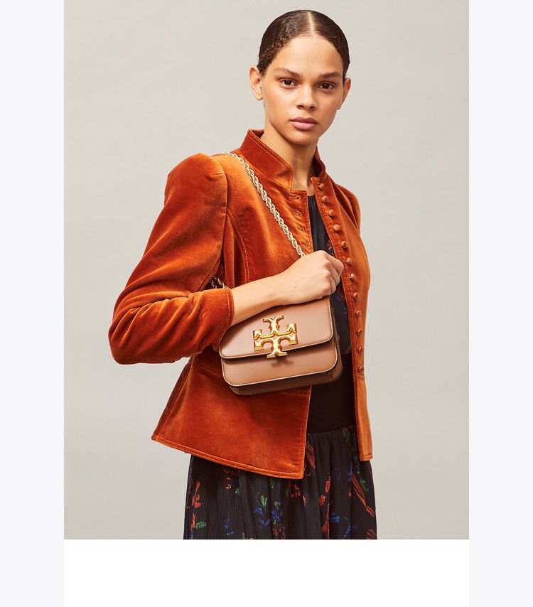 The apricot colored TORY BURCH ELEANOR SAMLL CONVERTIBLE SHOULDET BAG new tofu bag classic box bag is undoubtedly a good-looking and practical style with a stiff body