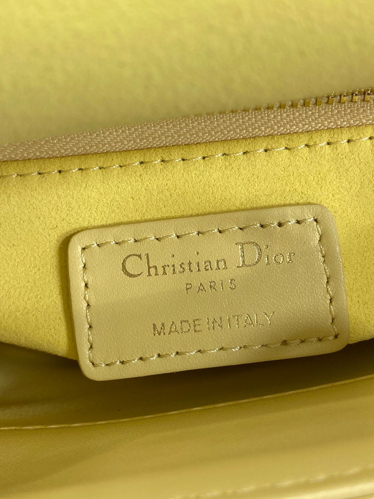 Chick yellow is in stock. Classic Lady's latest bow-tie Princess Diana bag. A must-have three-compartment bag for everyone. Charming, elegant and full of aura. It is also full of femininity when carried cross-body. Classic fashion style. This beautiful