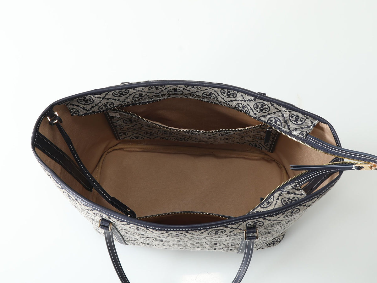 Tory Burch's new vintage tote bag features double T jacquard fabric and navy blue leather trim, making it durable and wear-resistant! The interior space is super large, with a 13 inch laptop folding umbrella that can hold commuting or mommy bags. The