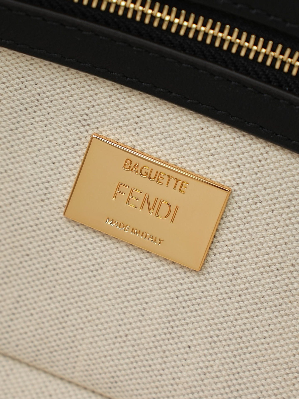 Model 18004, size 266.5 x 13.5 cm, top-grade original FENDI, popular classic Baguette. The raw material is made of high-quality canvas craftsmanship. The entire bag features double FF three-dimensional embroidery, with an unparalleled texture. It comes