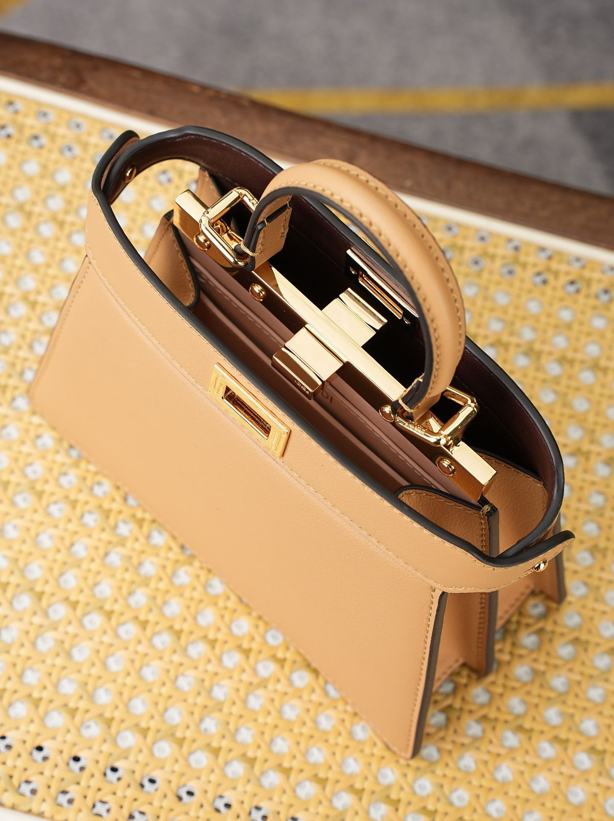 Model 8005, small size, 20x11x15cm, FE ND1 "peekaboo I see u" handbag. The brand-new "peekaboo I see u" is designed to showcase your unique side. The new style continues the classic trapezoidal contour and square twist lock design of the original "peekabo