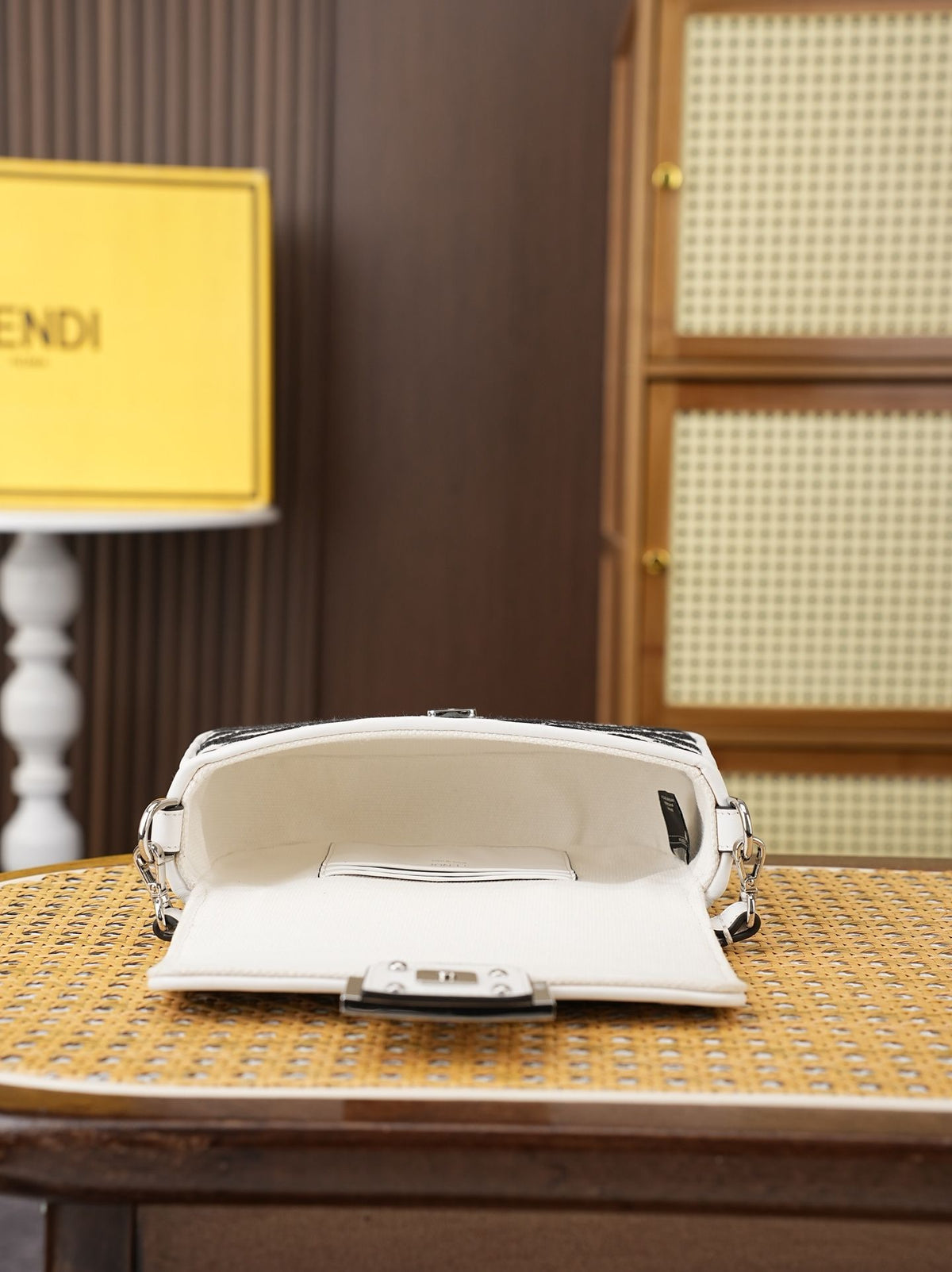 Model 6004, small size 20cm, FENDI's popular classic Baguette, crafted from high-quality canvas with advanced techniques. The entire bag features double FF three-dimensional embroidery, boasting an unparalleled texture. It comes with a detachable shoulder