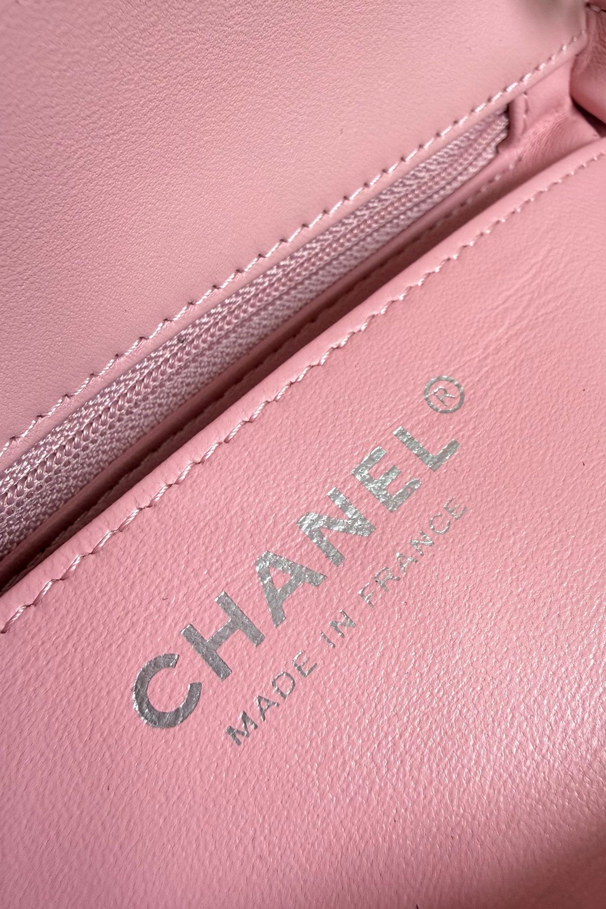 Pink silver buckle Classic Flap classic Cf square fat return is exquisite and durable. It is a timeless style that can be matched with anything.