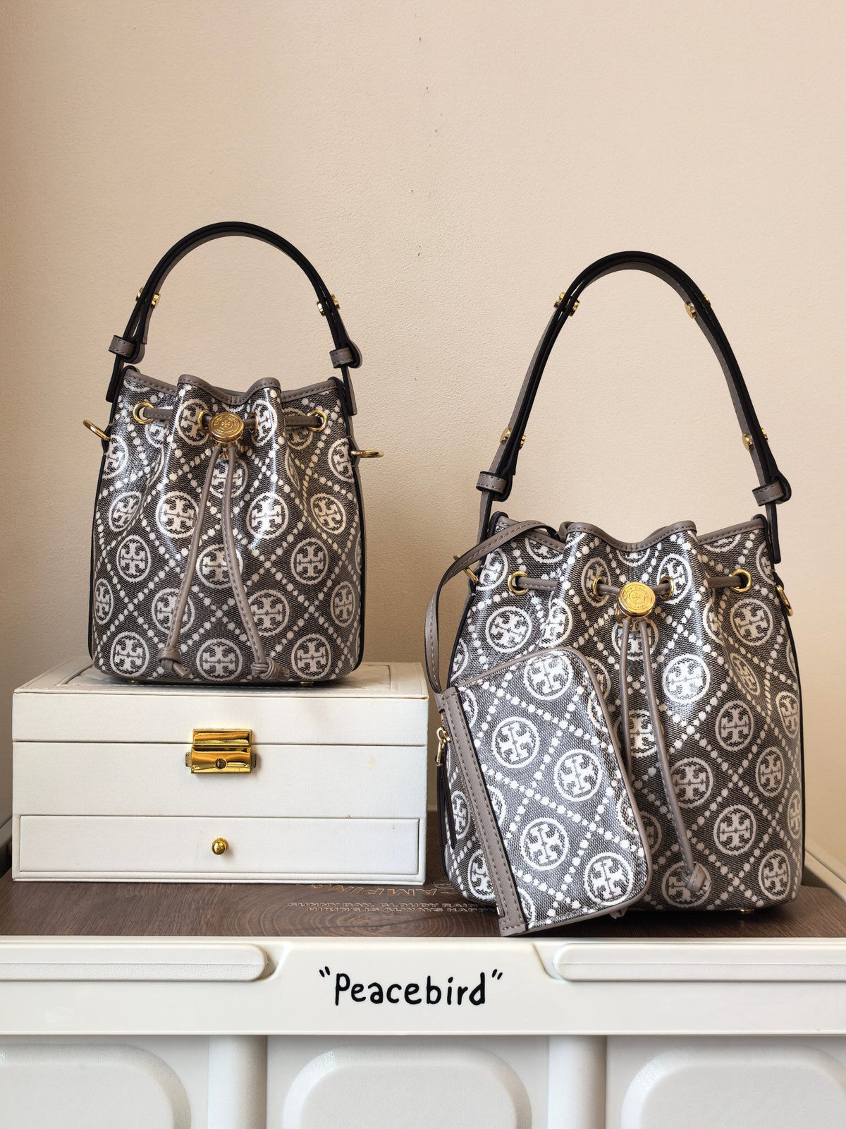 Number 1616, promise me that you must choose this color. Promise me that you must choose this charcoal gray TORY BURCH. It is low-key yet high-end, and can handle any style. The classic TMonogram jacquard pattern is really recognizable, matched with delic