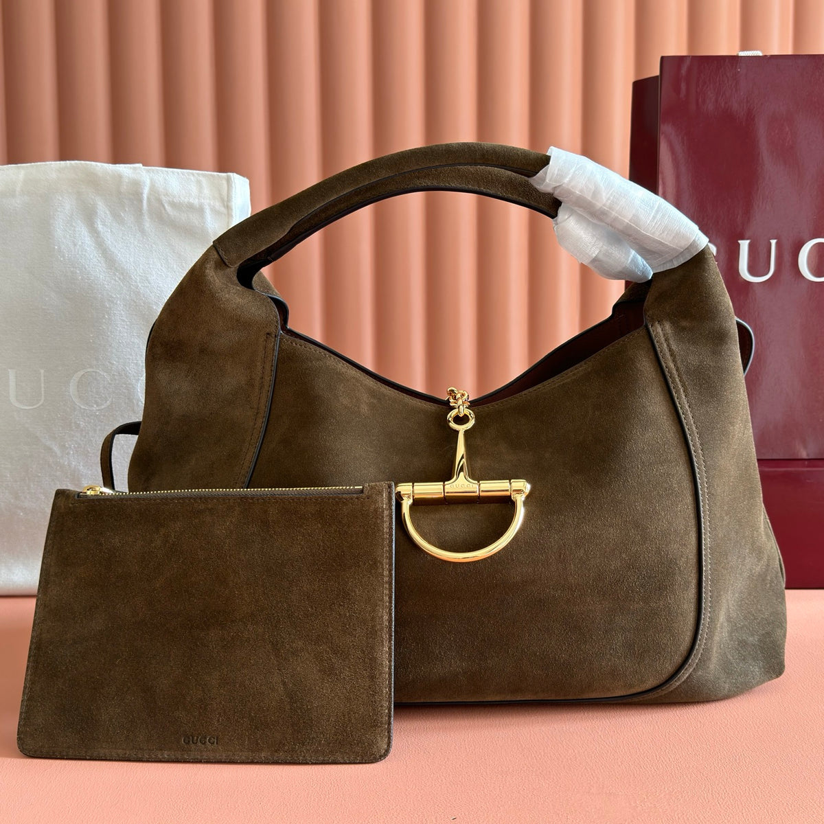 This Gucci Softbit series shoulder bag seamlessly integrates the brand's classic equestrian style with a large half-horse buckle design. This large shoulder bag comes with a detachable clutch bag