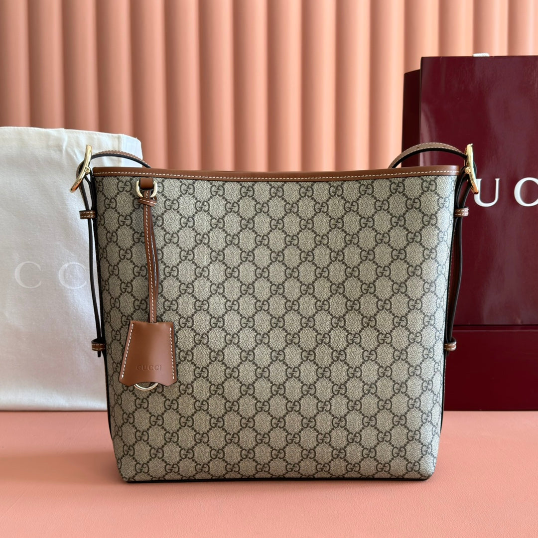 Equipped with a complete set of original packaging, the GG Emblem series reinterprets the brand's timeless elegance and exquisite craftsmanship. This water bucket bag features a woven cotton lining and an internal compartment for outstanding practicality