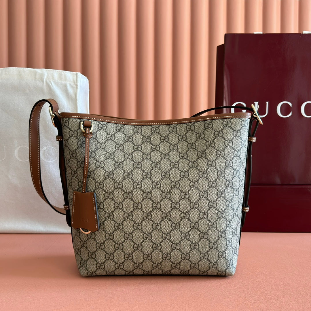 Comes with a full set of original packaging, the GG Emblem series redefines the brand's timeless elegance and exquisite craftsmanship. This shoulder bag features a signature GG monogram pattern on coated fabric, paired with a woven strap and cotton lining