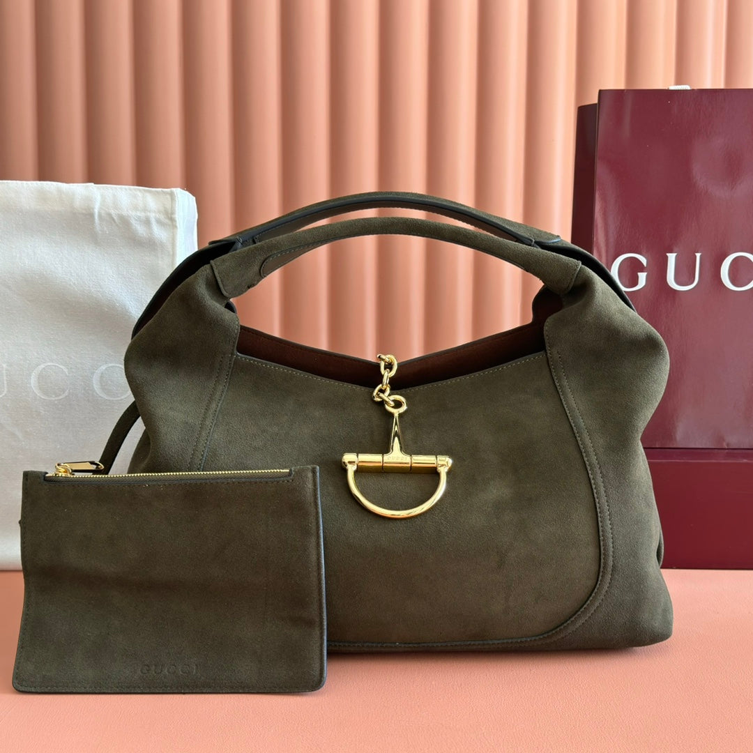 This Gucci Softbit series shoulder bag seamlessly integrates the brand's classic equestrian style with a large half-horse buckle design. This large shoulder bag comes with a detachable clutch bag