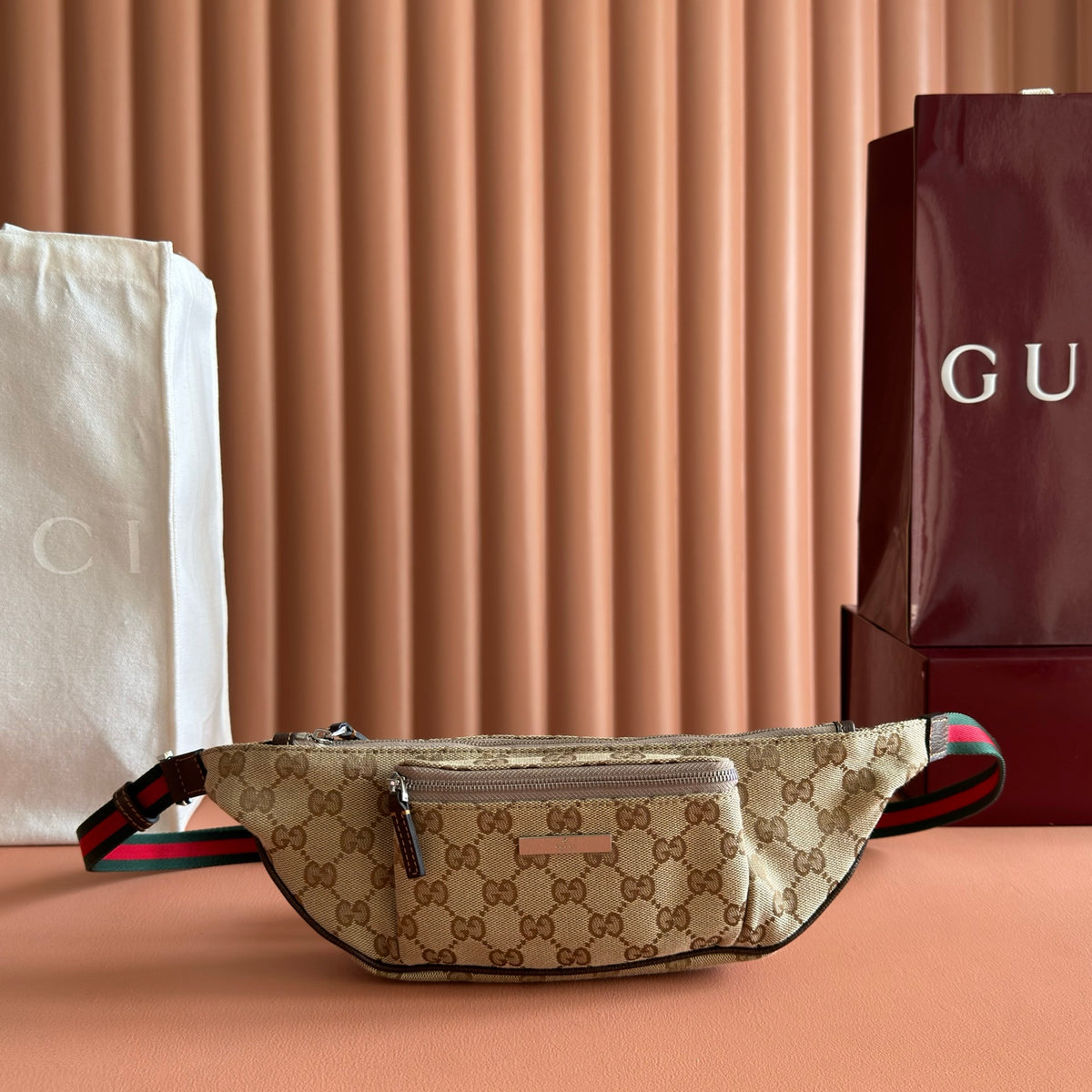 Original leather configuration with complete packaging. This item comes from the Gucci imavera series and Gucci Tag series. The design is synchronized with the city rhythm, color scheme, and compact shape, making this mini handbag a fashionable item for