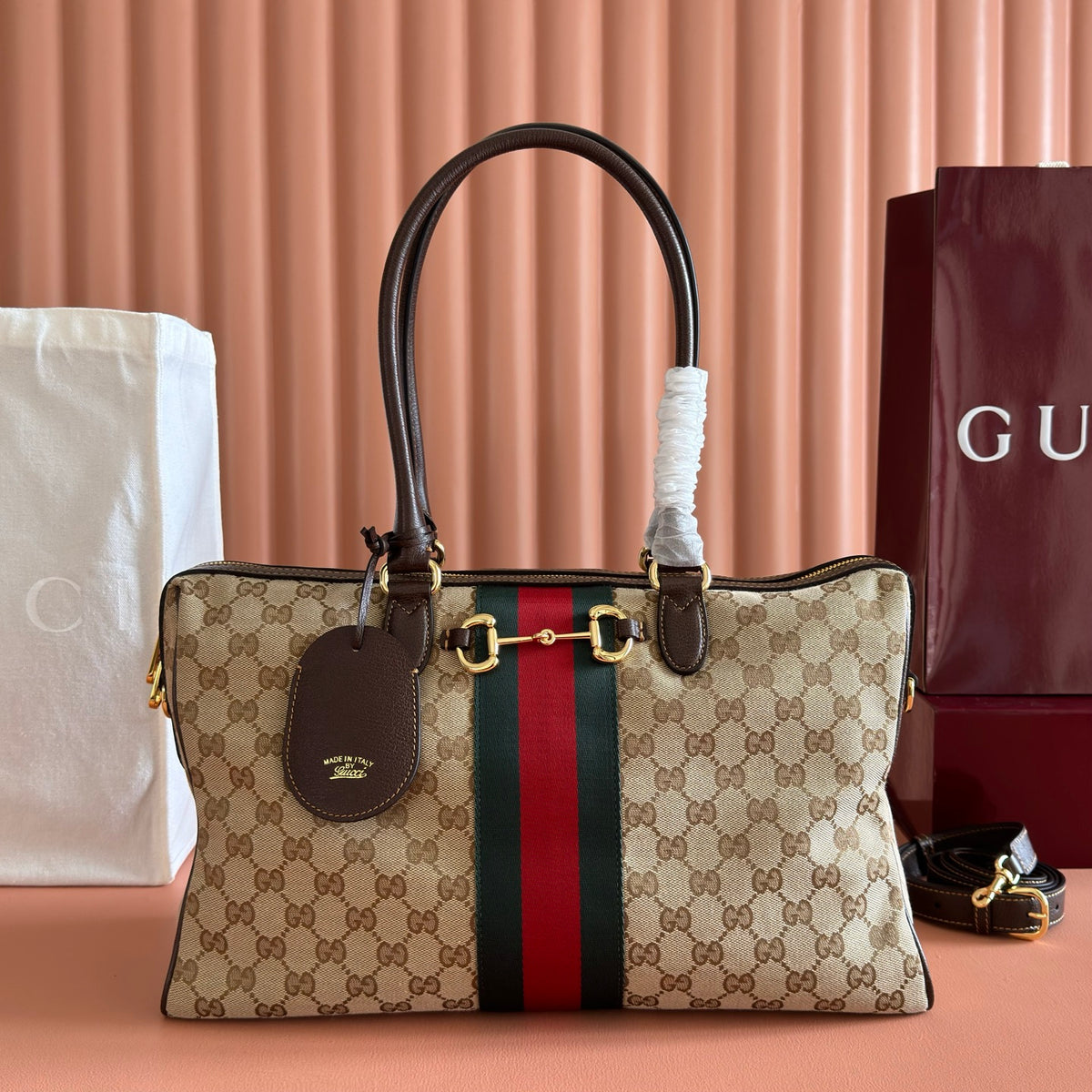 Original leather configuration with complete packaging for the 2026 spring/summer collection. The Gucci Borsetto collection is newly launched, cleverly combining the Italian word "borsa handbag" and the word "morsetto clasp". This handbag is made of