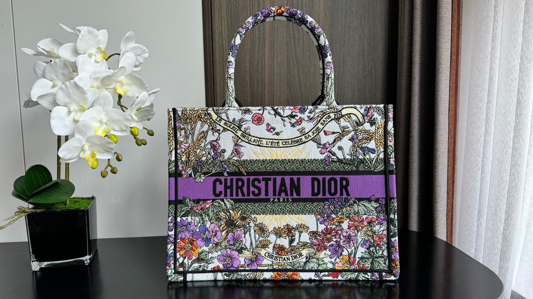 Di.or's latest four season collection of Tote features natural element embroidery that is elegant and grand. Placed separately, it is a glowing artwork with a unique pixel style. The exquisite and cute embroidery makes the entire bag very eye-catching