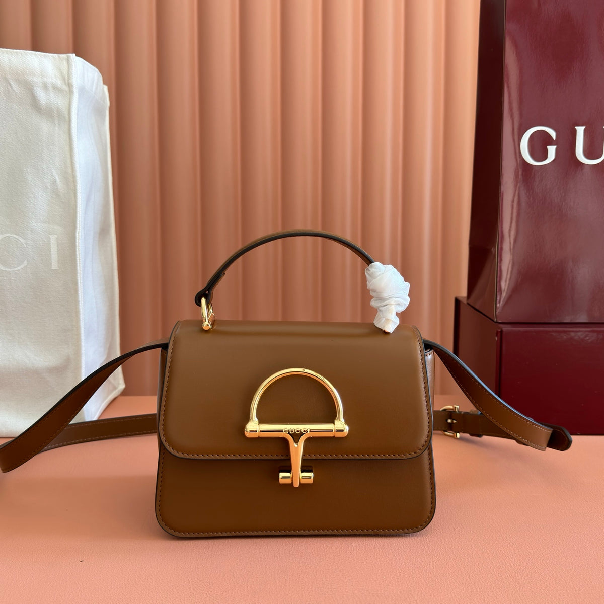 Complete packaging configuration: Gucci Siena series revitalizes the brand's classic horseclip elements to create a charming handbag item. This handbag is made of fine smooth leather and crafted with ingenuity to create a crisp shape that integrates the