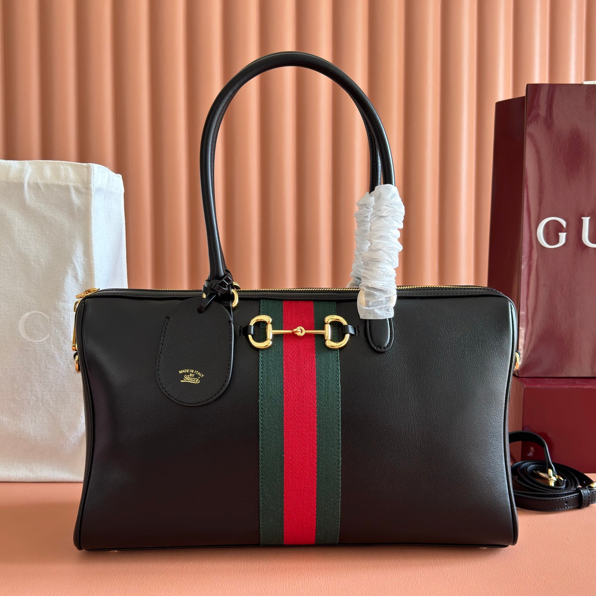 Original leather configuration with complete packaging for the 2026 spring/summer collection. The Gucci Borsetto collection is newly launched, cleverly combining the Italian word "borsa handbag" and the word "morsetto clasp". This handbag is made of