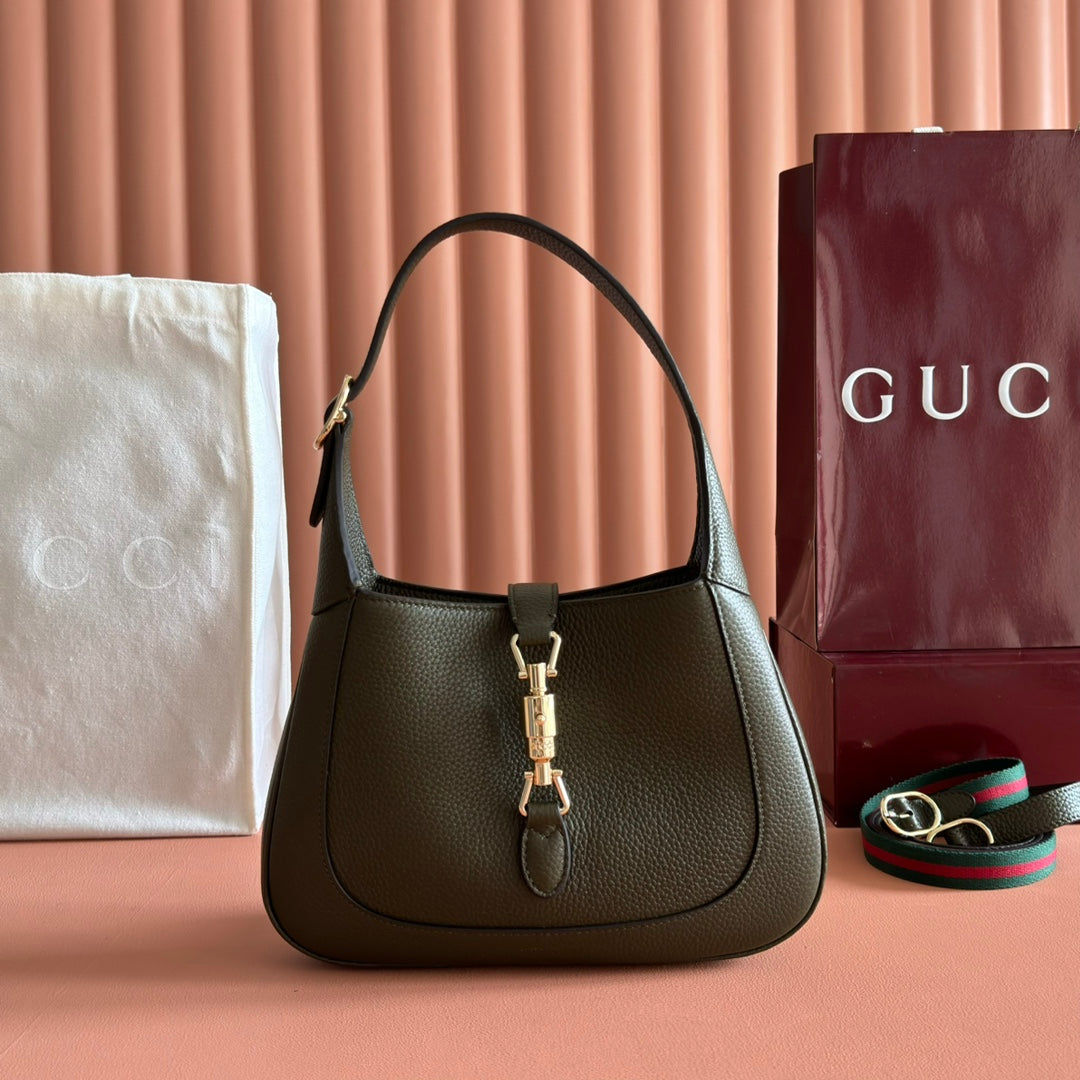 The packaging of this new Jackie series shoulder bag from Gujia is meticulously crafted with high-quality leather, showcasing the exquisite craftsmanship of the brand's classic shoulder bag. The crescent shaped and fashionable design features a light