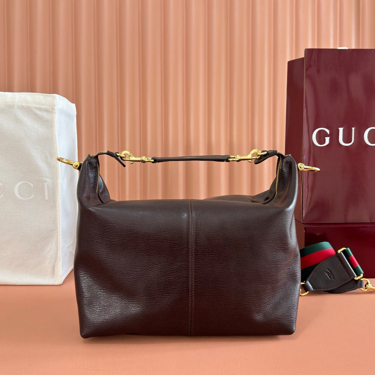 Equipped with a complete set of packaging, the 2026 Spring/Summer collection is newly launched. The Brera collection is named after Milan's historic art district, blending casual elegance and versatile practicality. This handbag is made of lightweight