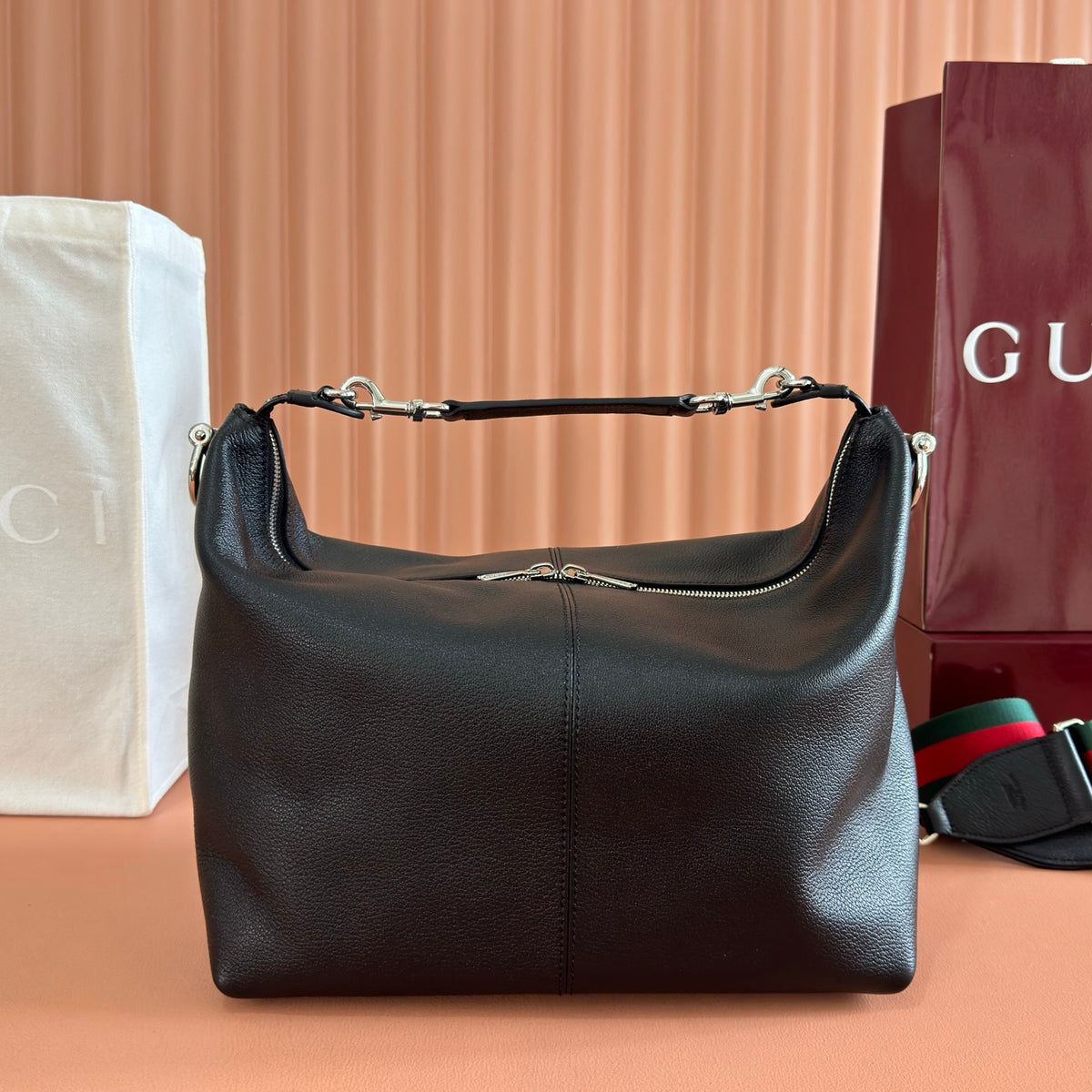 Equipped with a complete set of packaging, the 2026 Spring/Summer collection is newly launched. The Brera collection is named after Milan's historic art district, blending casual elegance and versatile practicality. This handbag is made of lightweight