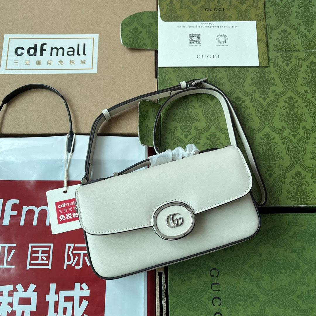 Original leather matching (Cdfmall Sanya Duty Free Shop handbag Petite GG series mini shoulder bag) This Petite GG series mini shoulder bag features a soft yet structured design, paired with a top zipper closure and cleverly integrated double G elements