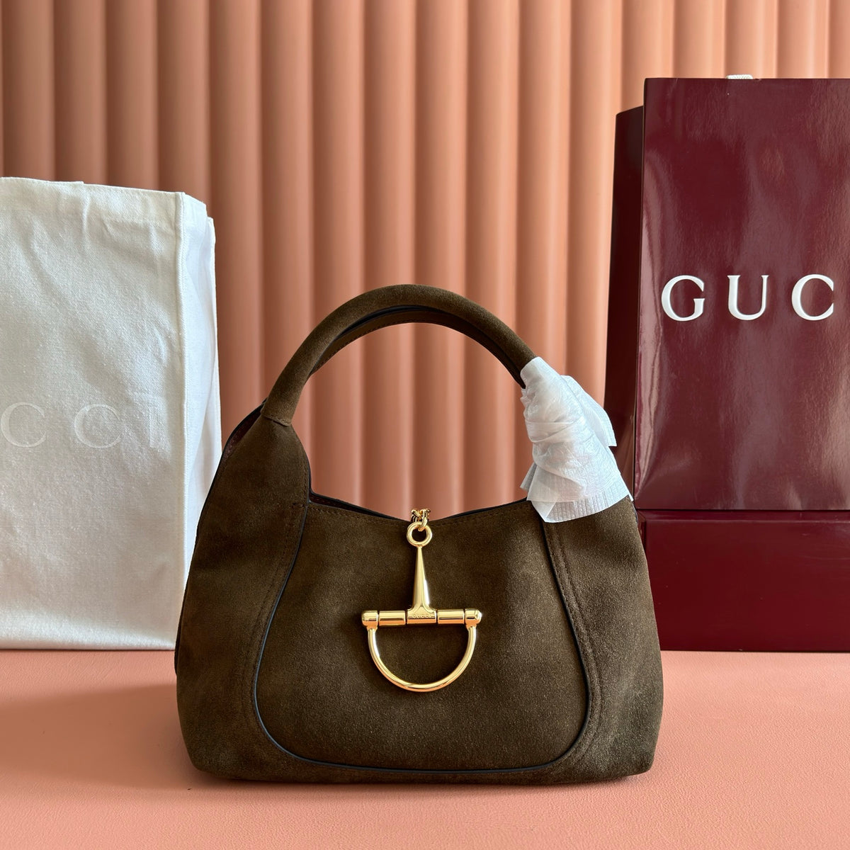 Equipped with a complete set of packaging, this Gucci Softbit series shoulder is ingeniously integrated with a large semi horseneck buckle design, a brand classic equestrian style accessory