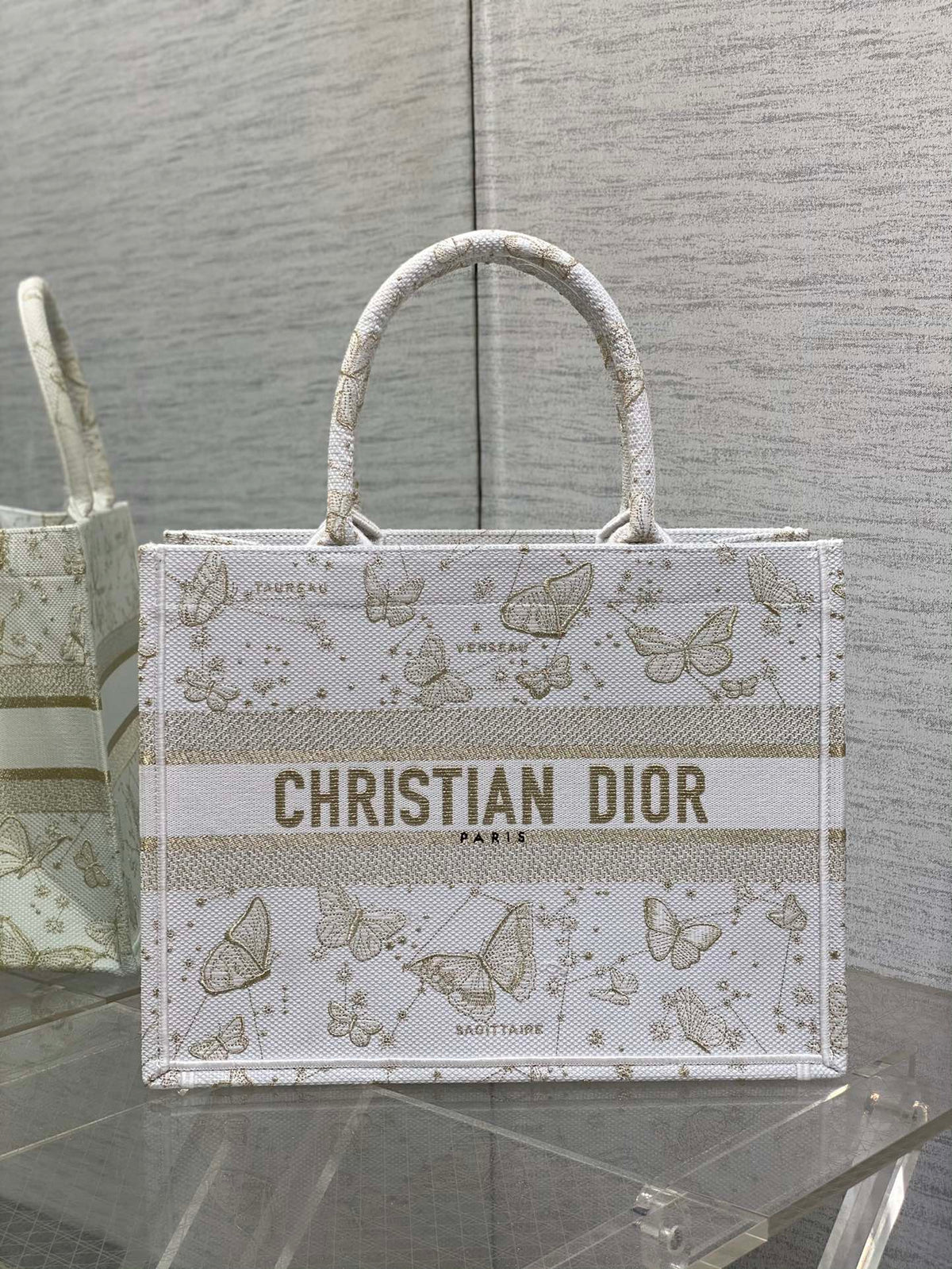 Tote's latest white gold butterfly series is elegant and grand, with glowing artworks displayed alone. The unique pixel style and exquisite yet cute embroidery make the entire bag very eye-catching. The large capacity design and concave shaped artifact